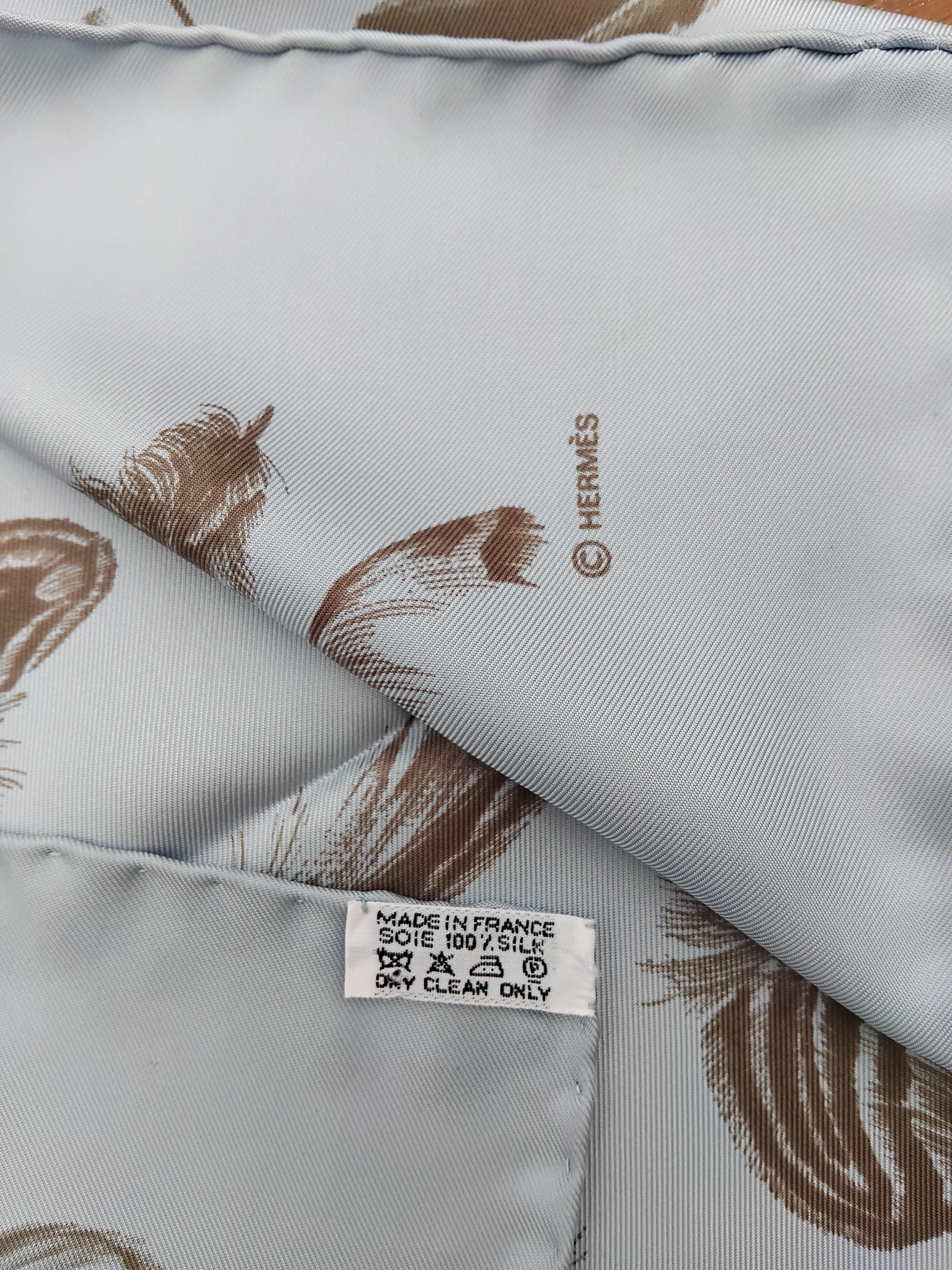 Gorgeous Hermès Silk Scarf Plumes par Henri de Linarès Feathers Blue 90 cm  For Sale 8