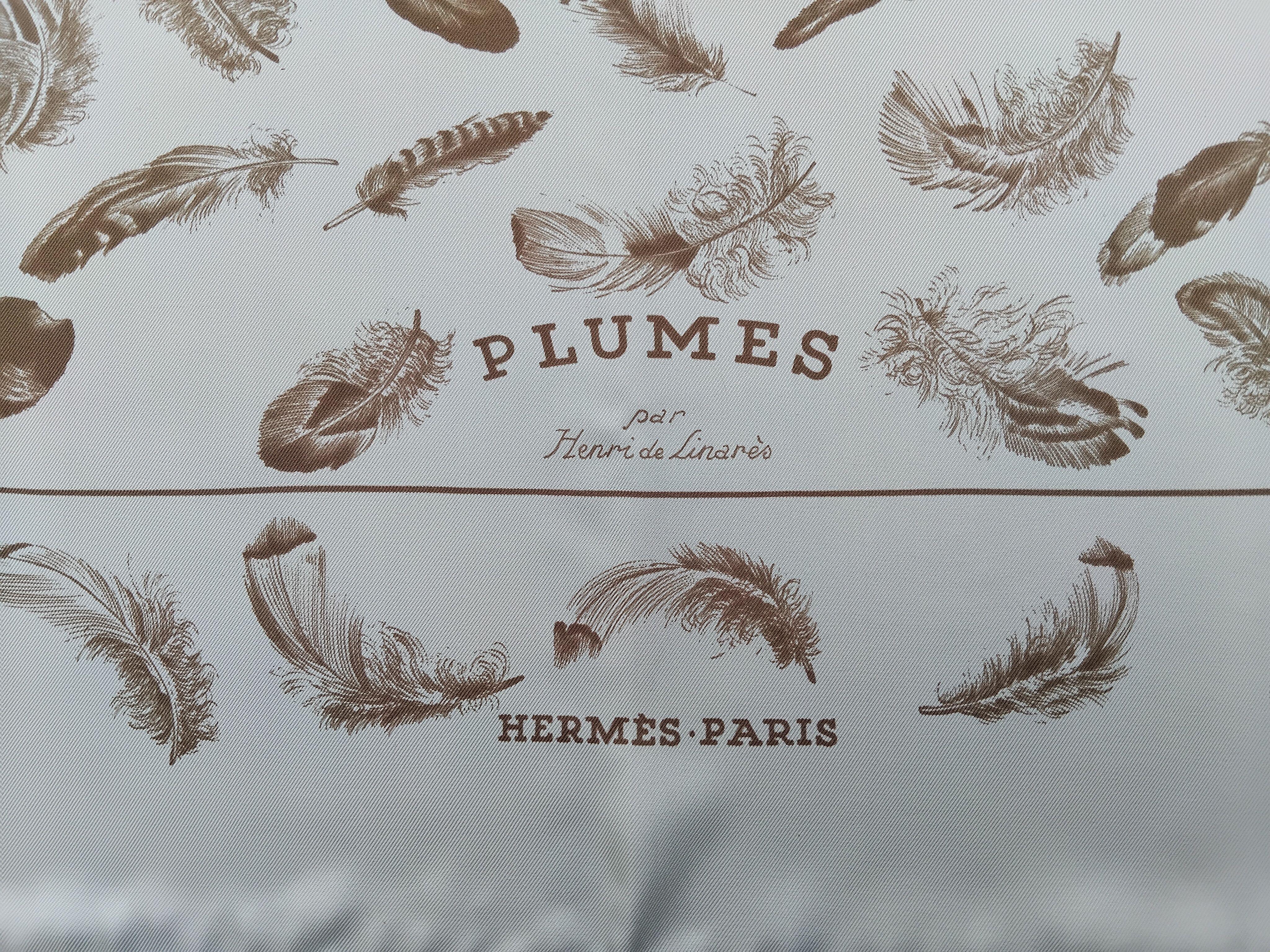 Gorgeous Hermès Silk Scarf Plumes par Henri de Linarès Feathers Blue 90 cm  For Sale 2
