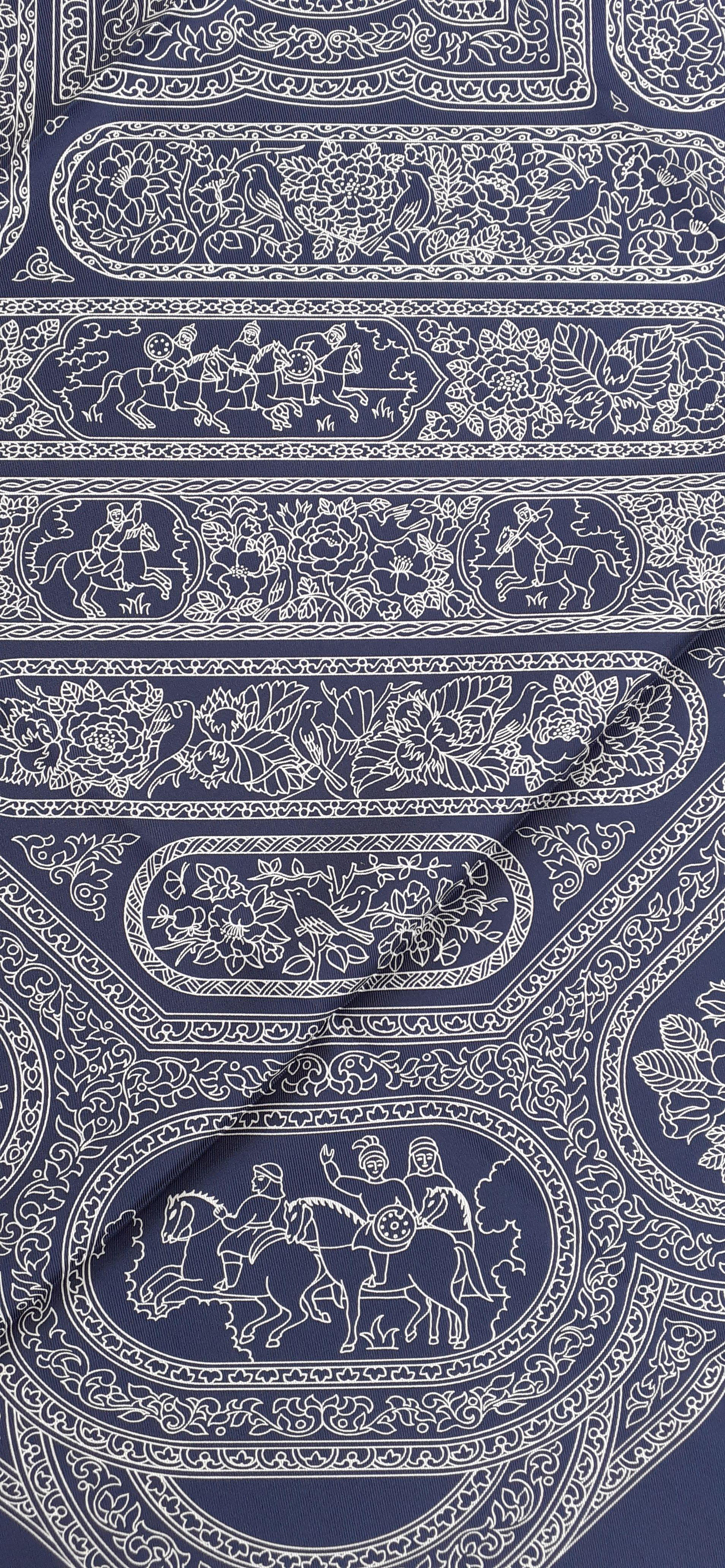 Magnifique écharpe en soie Hermès Qalamdan Perse Iran Bleu marine 90 cm en vente 6