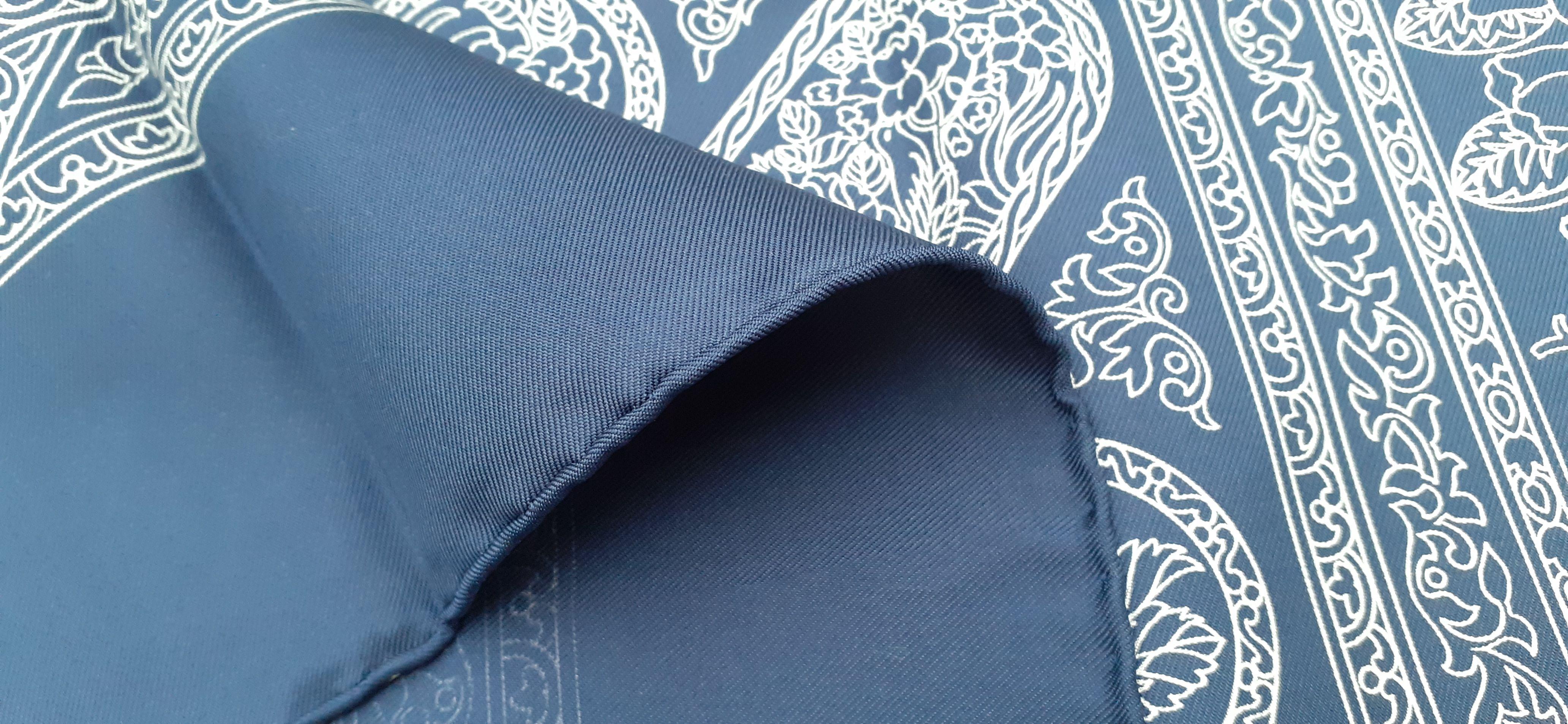 Magnifique écharpe en soie Hermès Qalamdan Perse Iran Bleu marine 90 cm en vente 8