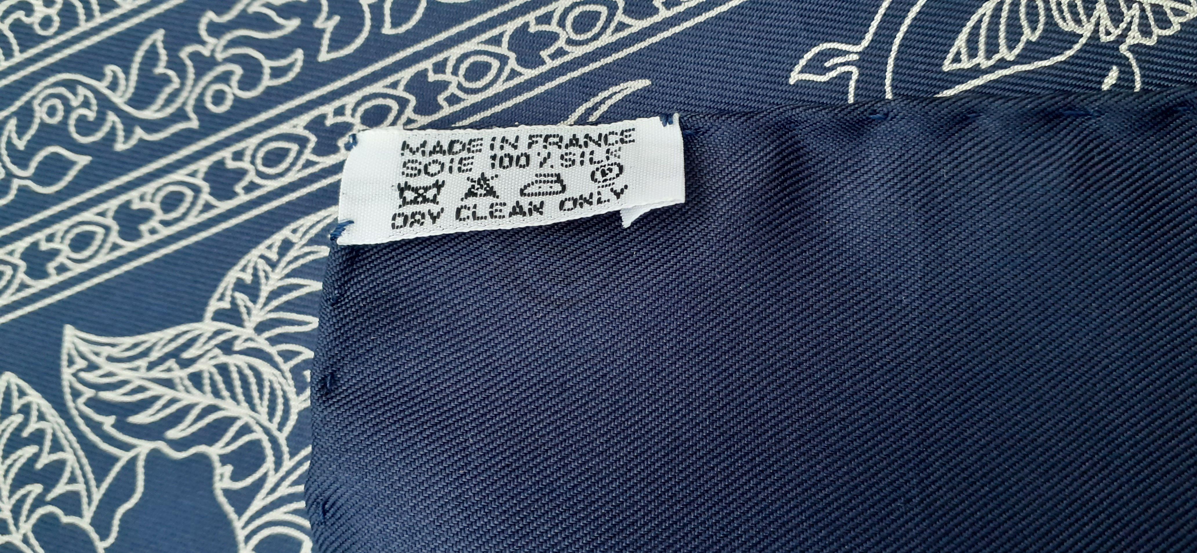 Magnifique écharpe en soie Hermès Qalamdan Perse Iran Bleu marine 90 cm en vente 10