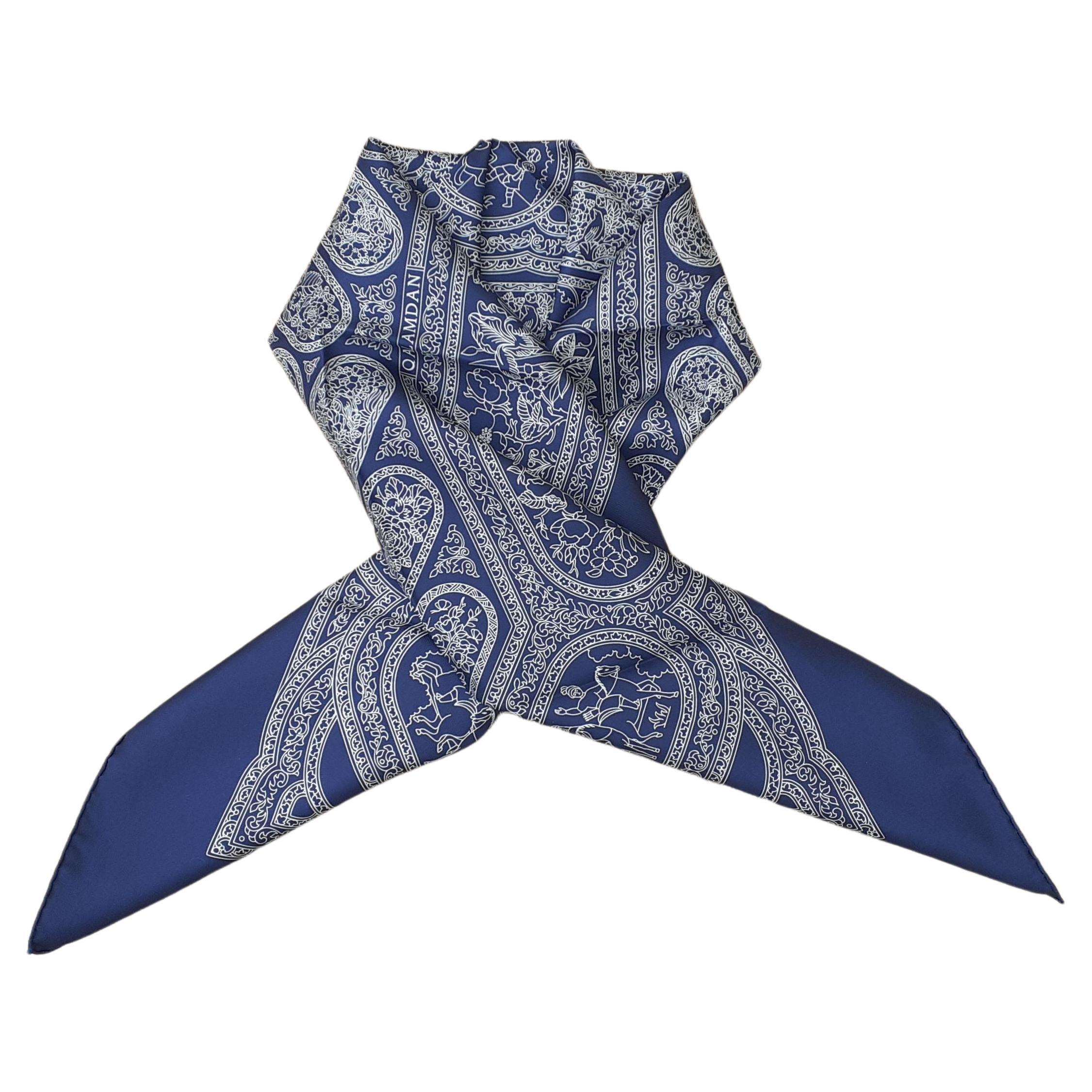 Magnifique écharpe en soie Hermès Qalamdan Perse Iran Bleu marine 90 cm en vente 7