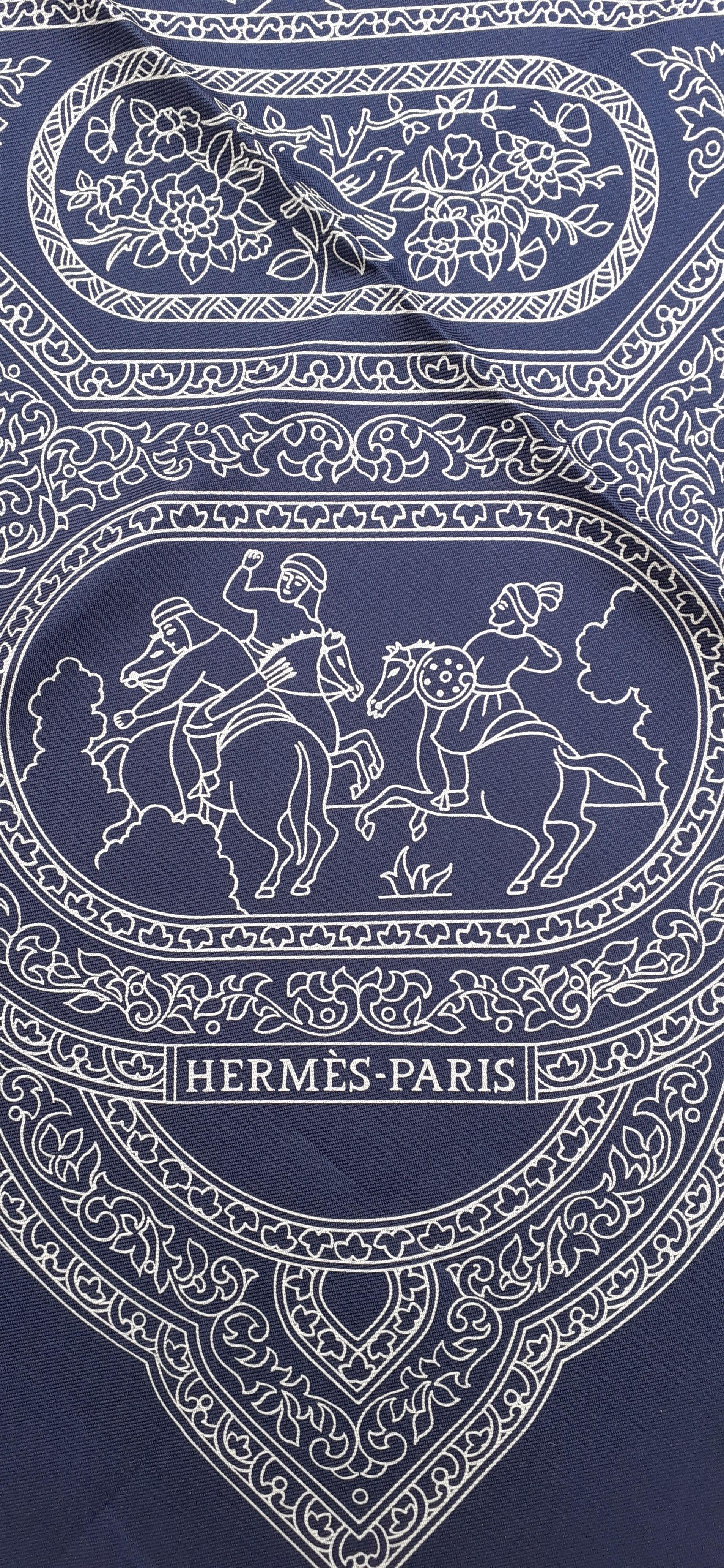 Magnifique écharpe en soie Hermès Qalamdan Perse Iran Bleu marine 90 cm en vente 1