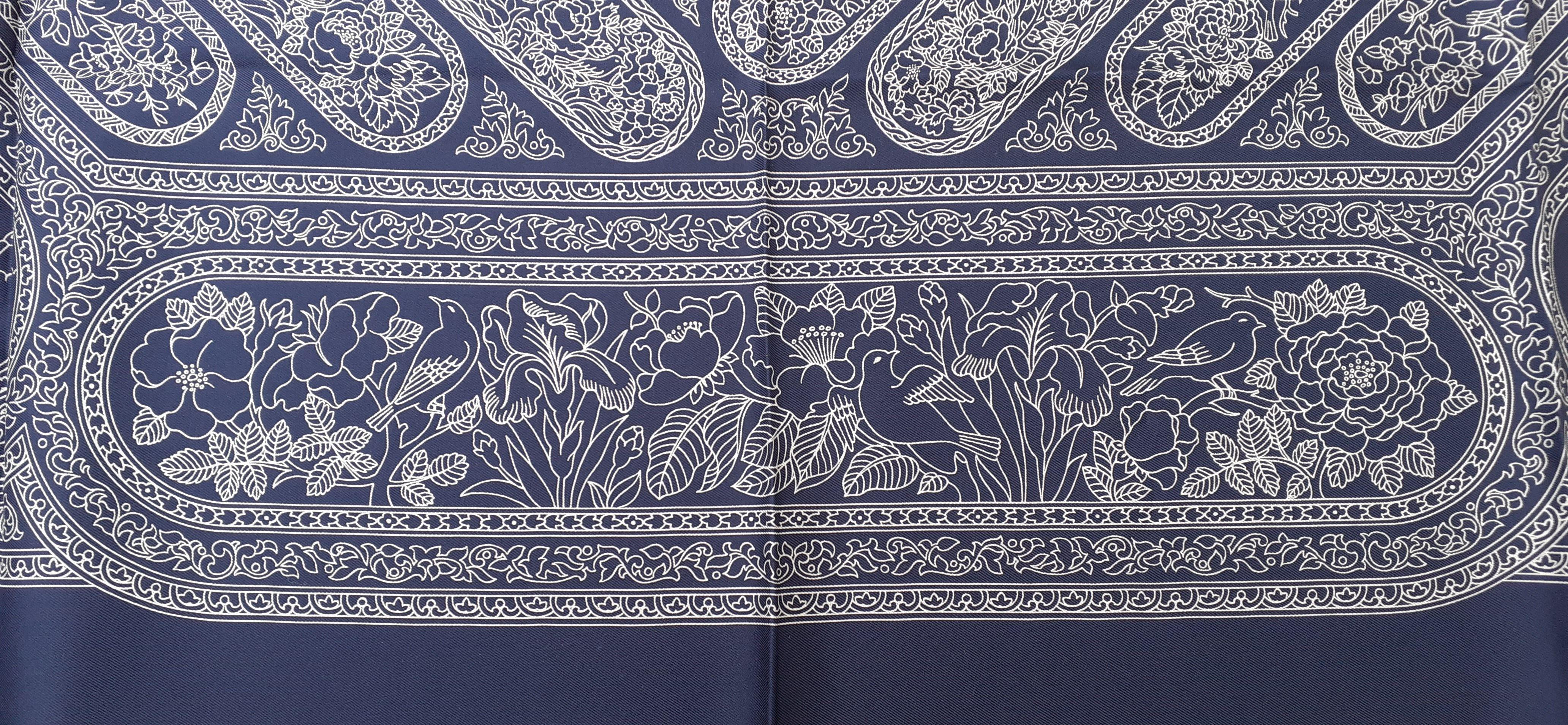 Magnifique écharpe en soie Hermès Qalamdan Perse Iran Bleu marine 90 cm en vente 3