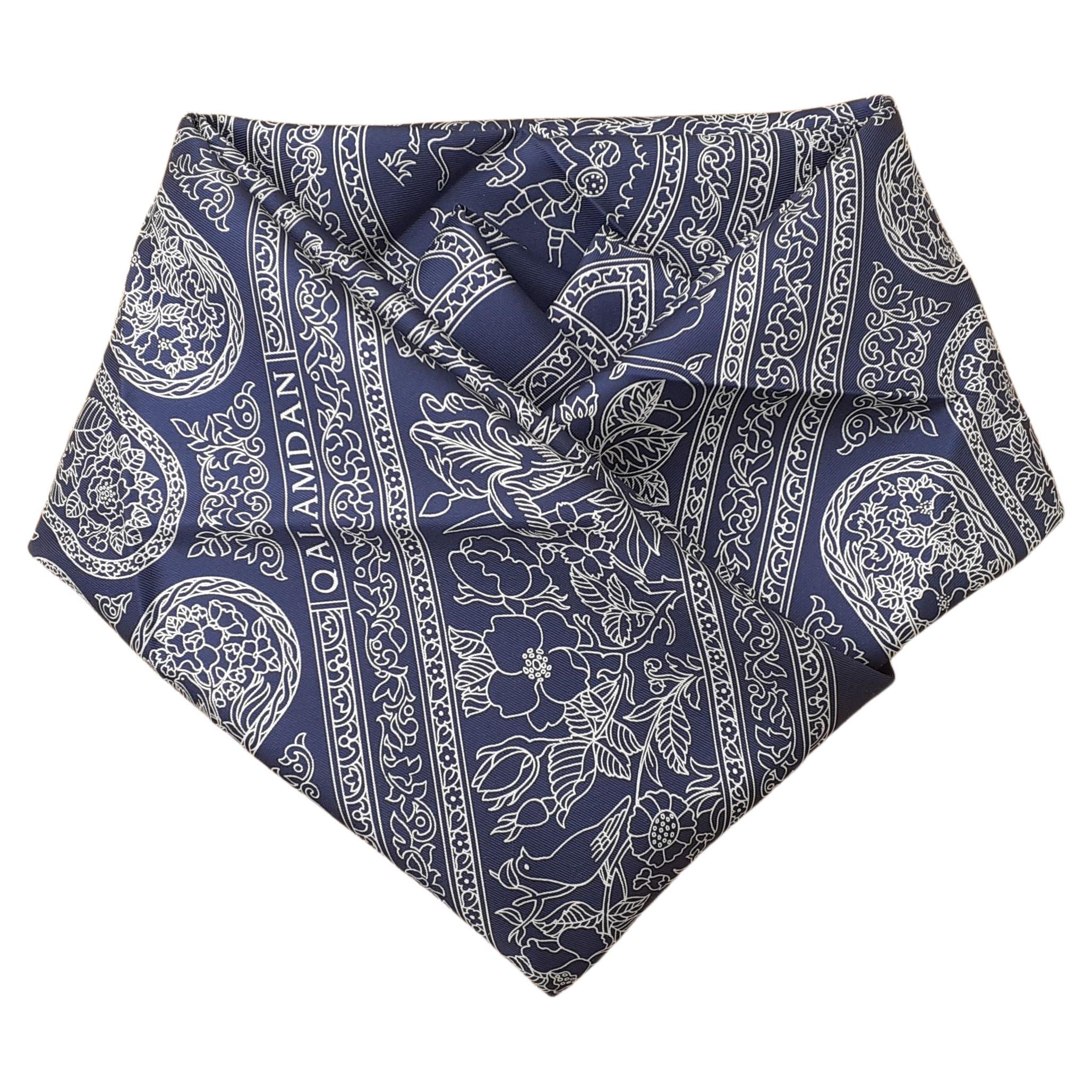 Magnifique écharpe en soie Hermès Qalamdan Perse Iran Bleu marine 90 cm en vente 11