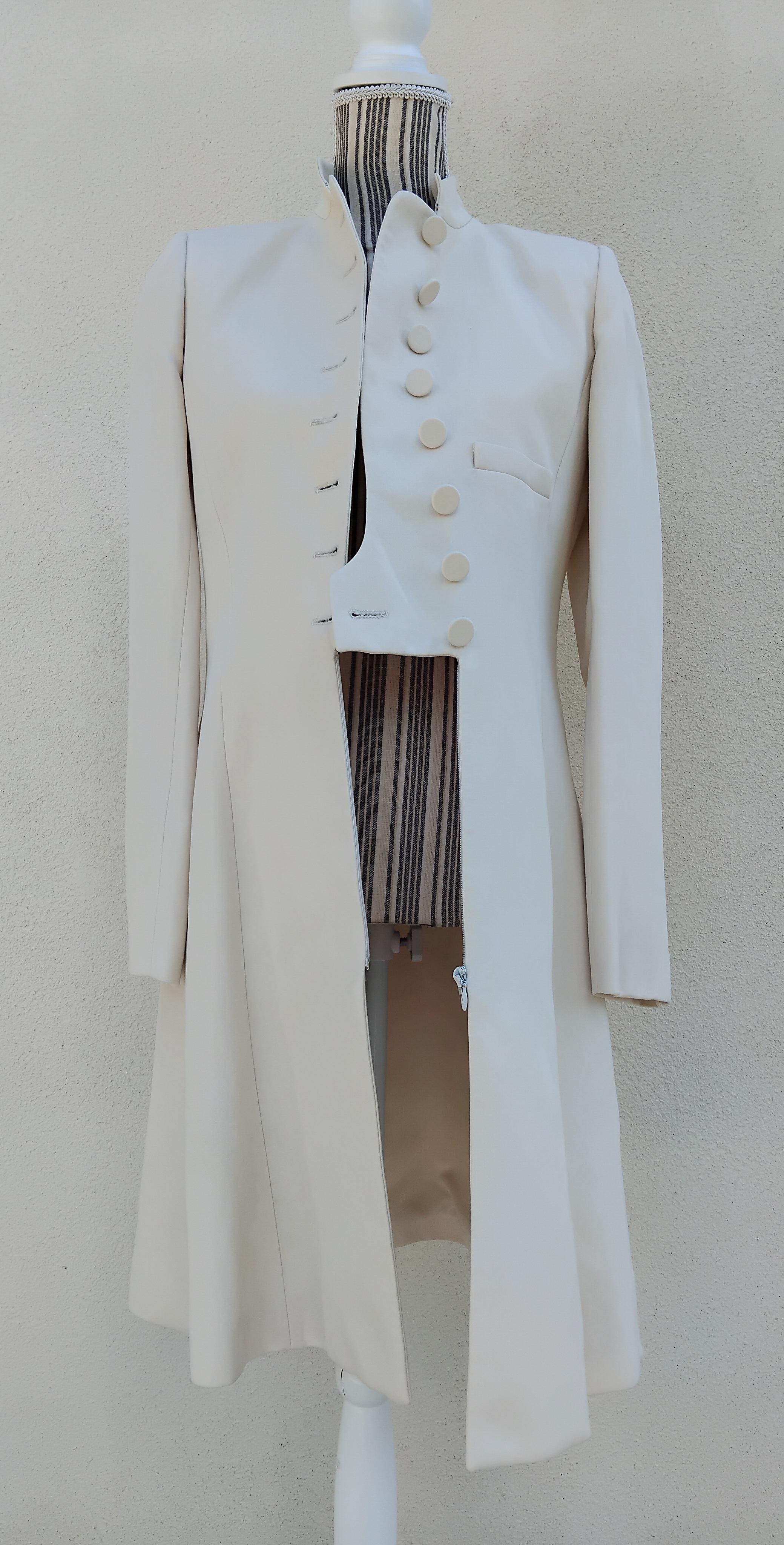 Absolutely Beautiful Authentic Hermès Coat

Perfect for spring and autumn seasons

Made in France

Made of 57% rami and 43% cotton

Colorway: Ivory 

Lined with 100% silk ivory fabric, 