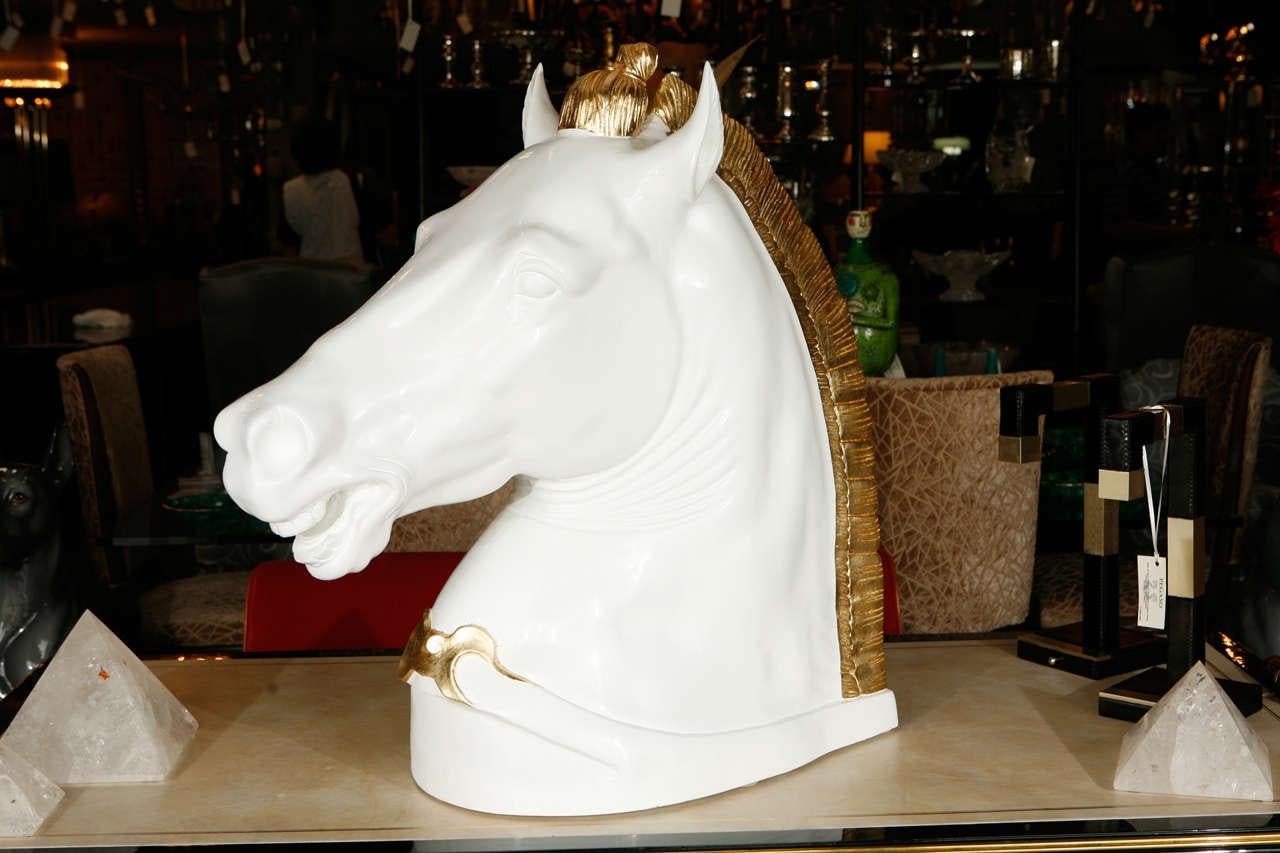 Wunderschöner Pferdekopf mit weißem Lack und Golfdetails.