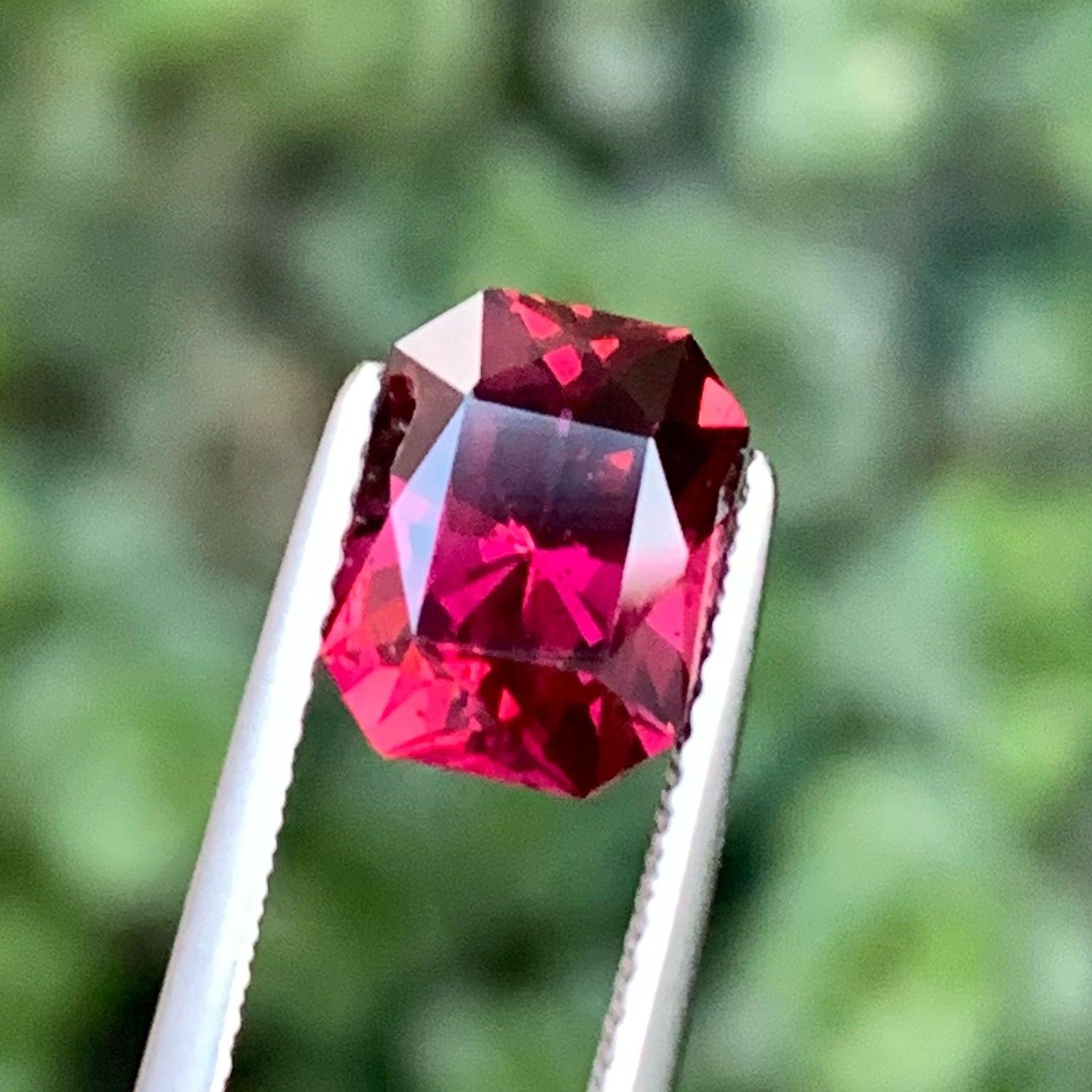Magnifique grenat rhodolite rouge vif de 3,15 carats provenant d'Afrique, merveilleusement taillé en forme d'octogone, couleur rouge incroyable, grande brillance. Cette pierre précieuse est de pureté VVS.

 

Informations sur le produit :
NOM DE LA
