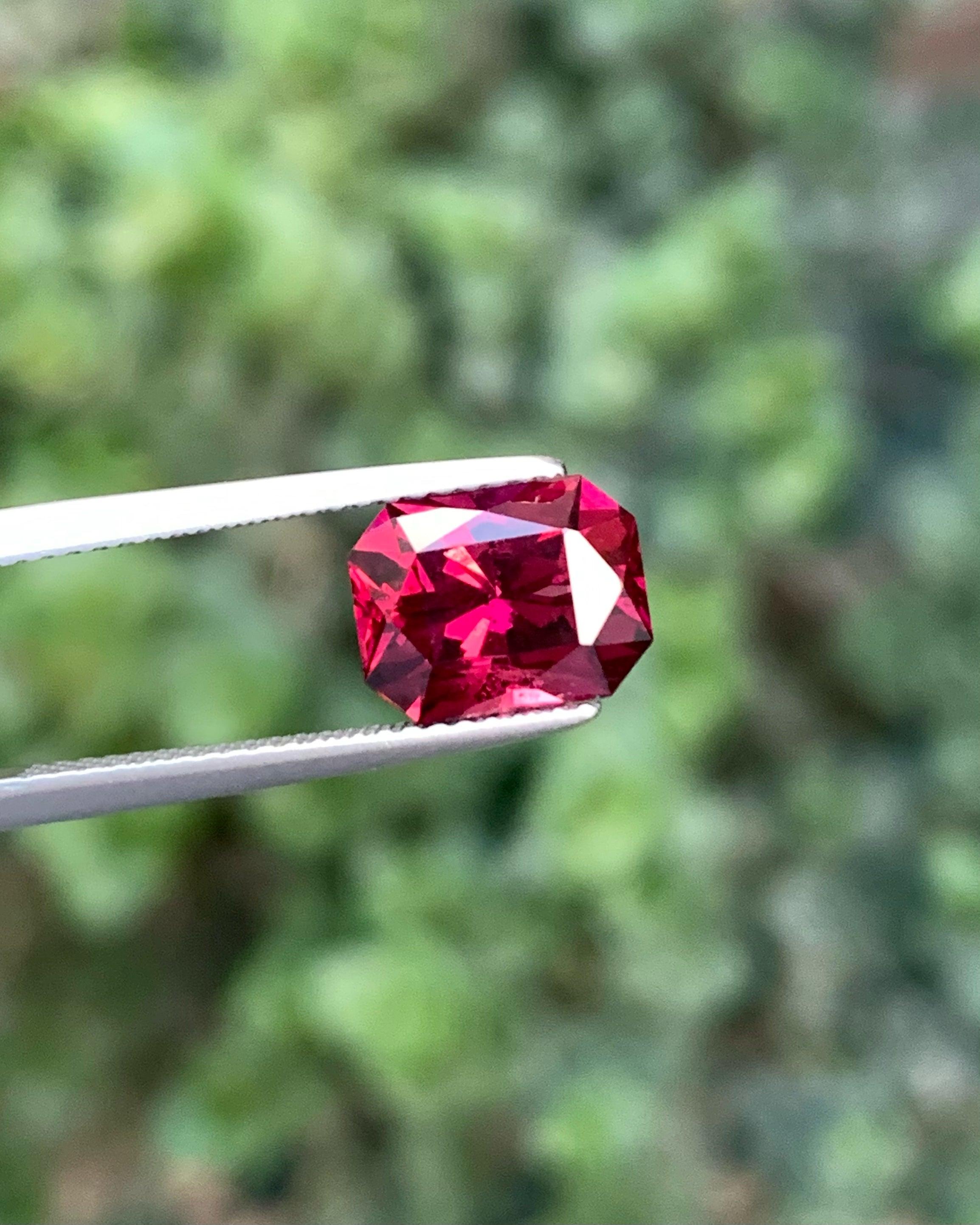 Moderne Magnifique grenat rhodolite rouge vif non serti de 3,15 carats, pierre précieuse non sertie d'Afrique en vente