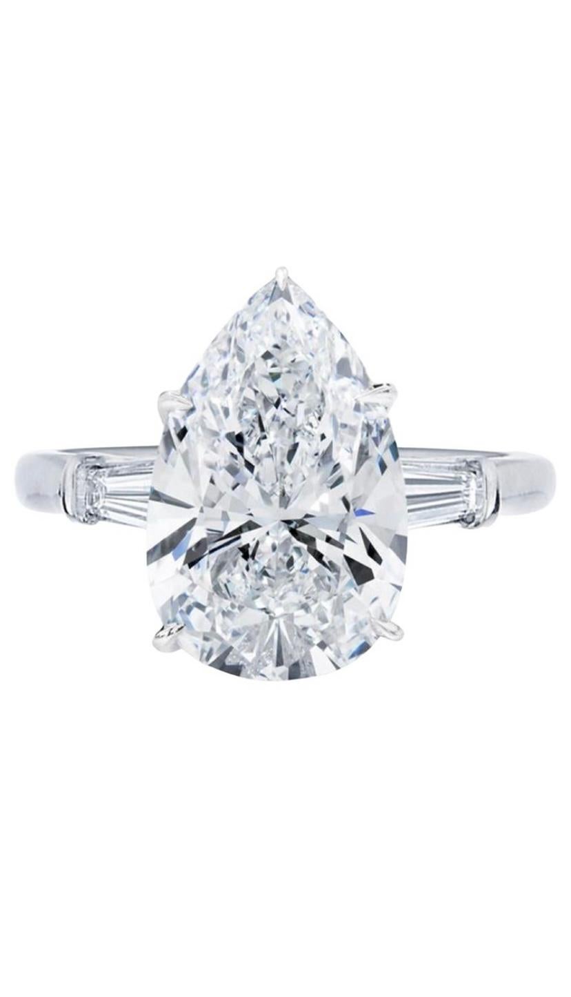 An exquisite solitaire ring in 18k gold , glamour and chic design, with a pear cut diamond of 4 carats, H/VS2, excellent polish, excellent symmetry, very good cut , and two baguettes diamonds .
Handcrafted by artisan goldsmith.
Excellent manufacture