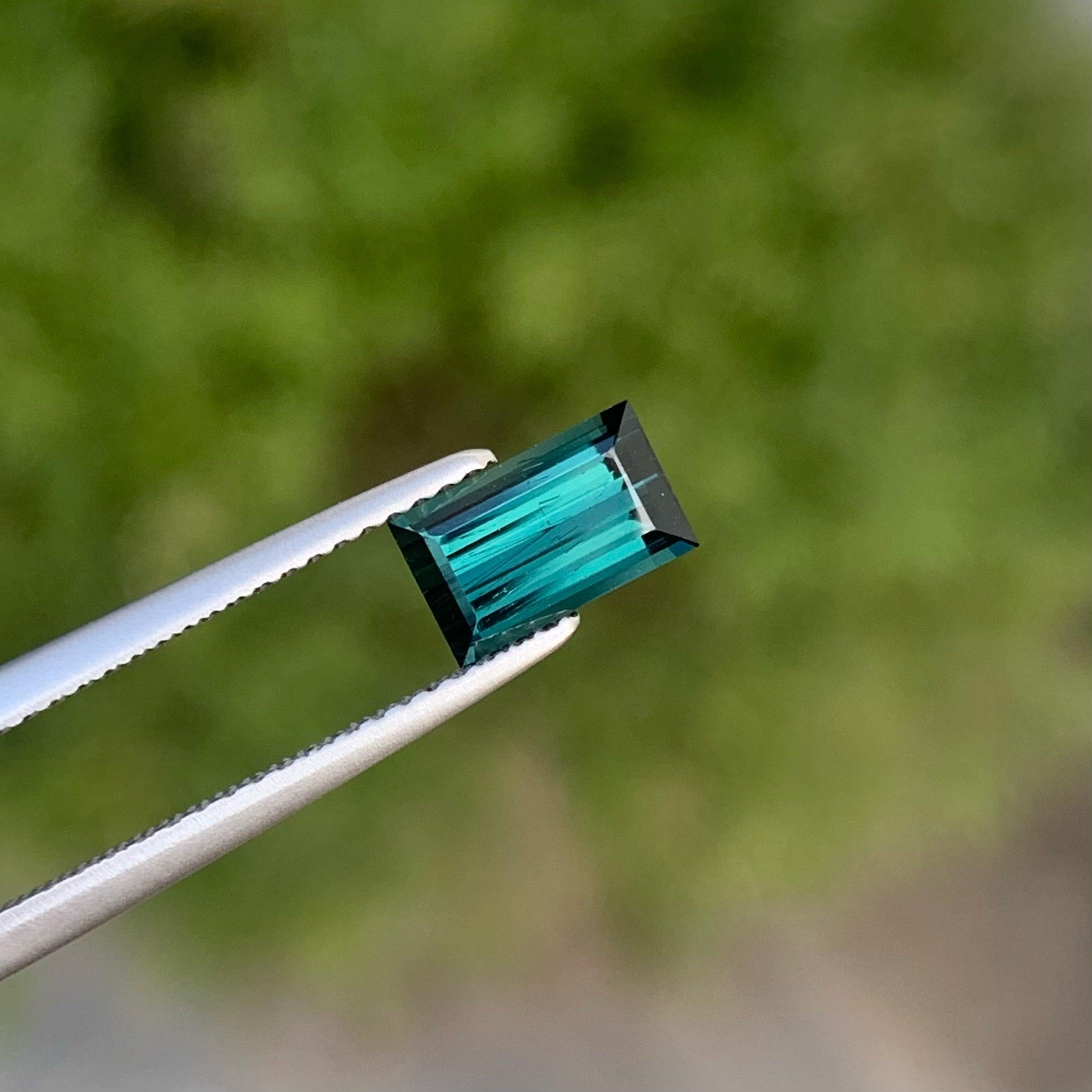 Splendida gemma sfusa di Indicolite, disponibile per la vendita a prezzi all'ingrosso Tormalina naturale di alta qualità da 1,15 carati di chiarezza oculare proveniente dall'Afghanistan.

Informazioni sul prodotto:
TIPO DI GEMME:	Splendida gemma