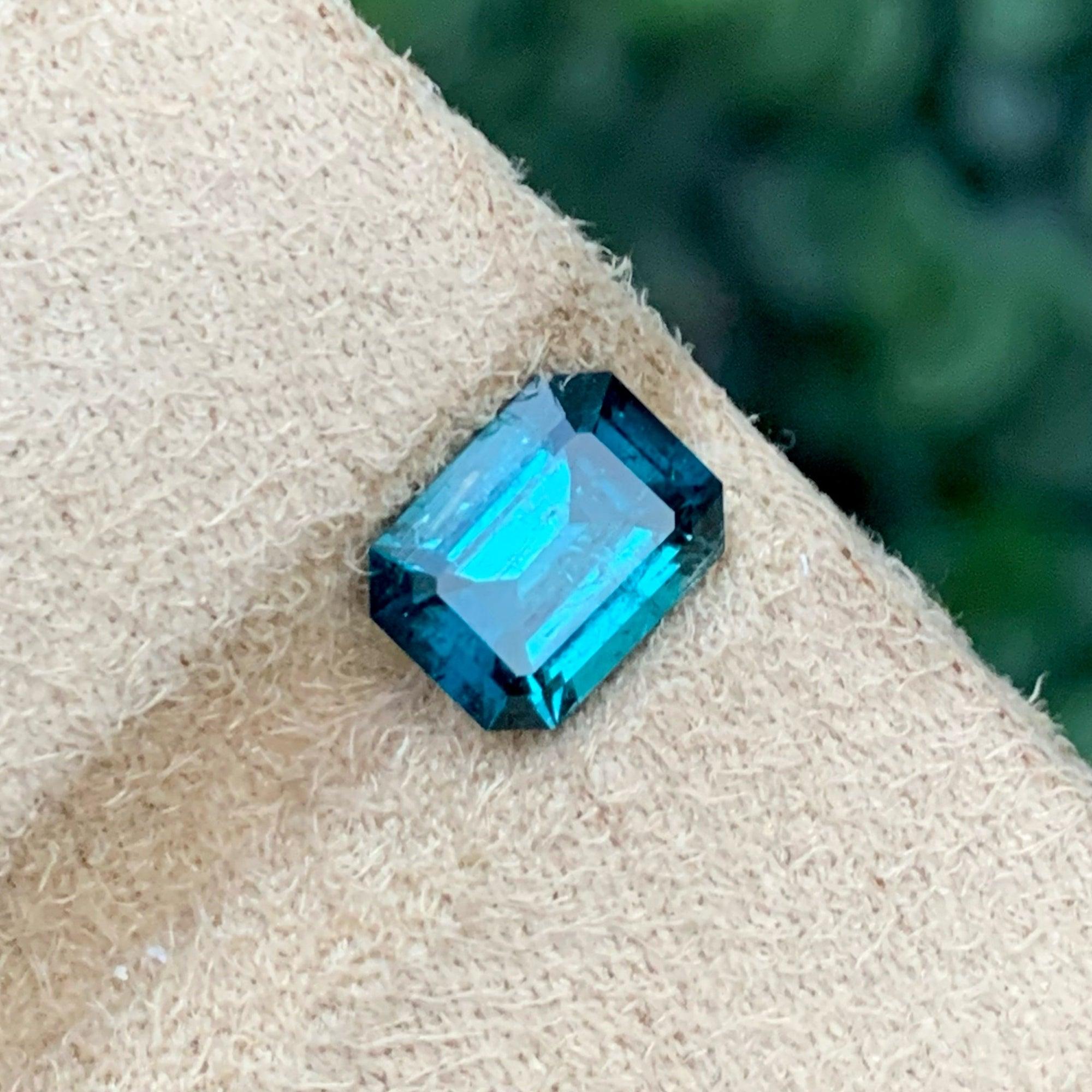 Gorgeous Indicolite Tourmaline Stone 2.15 Carats Tourmaline Stone for Jewellery In New Condition For Sale In Bangkok, TH