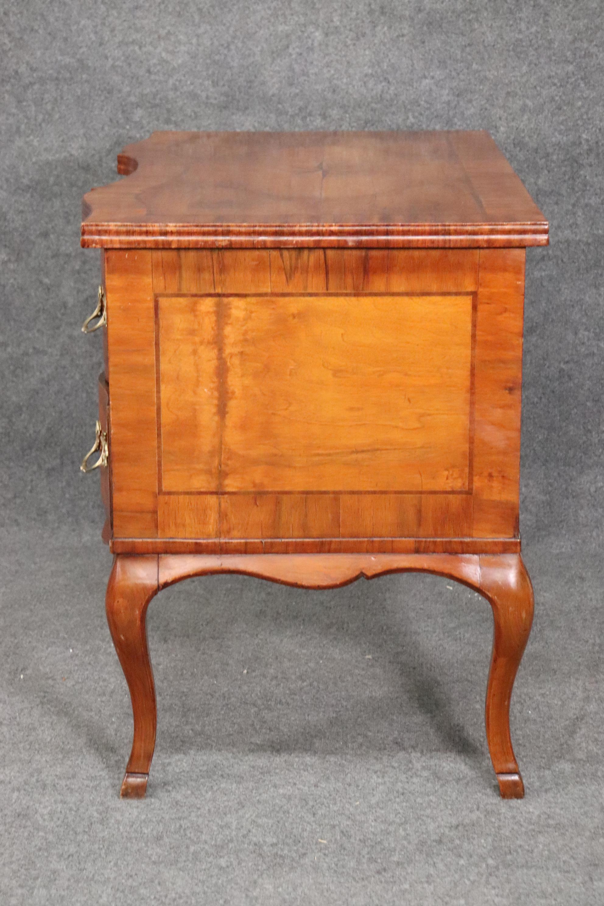 Wunderschöner Schreibtisch aus Walnussholz mit Intarsien im Louis XV.-Stil um 1920 im Zustand „Gut“ im Angebot in Swedesboro, NJ