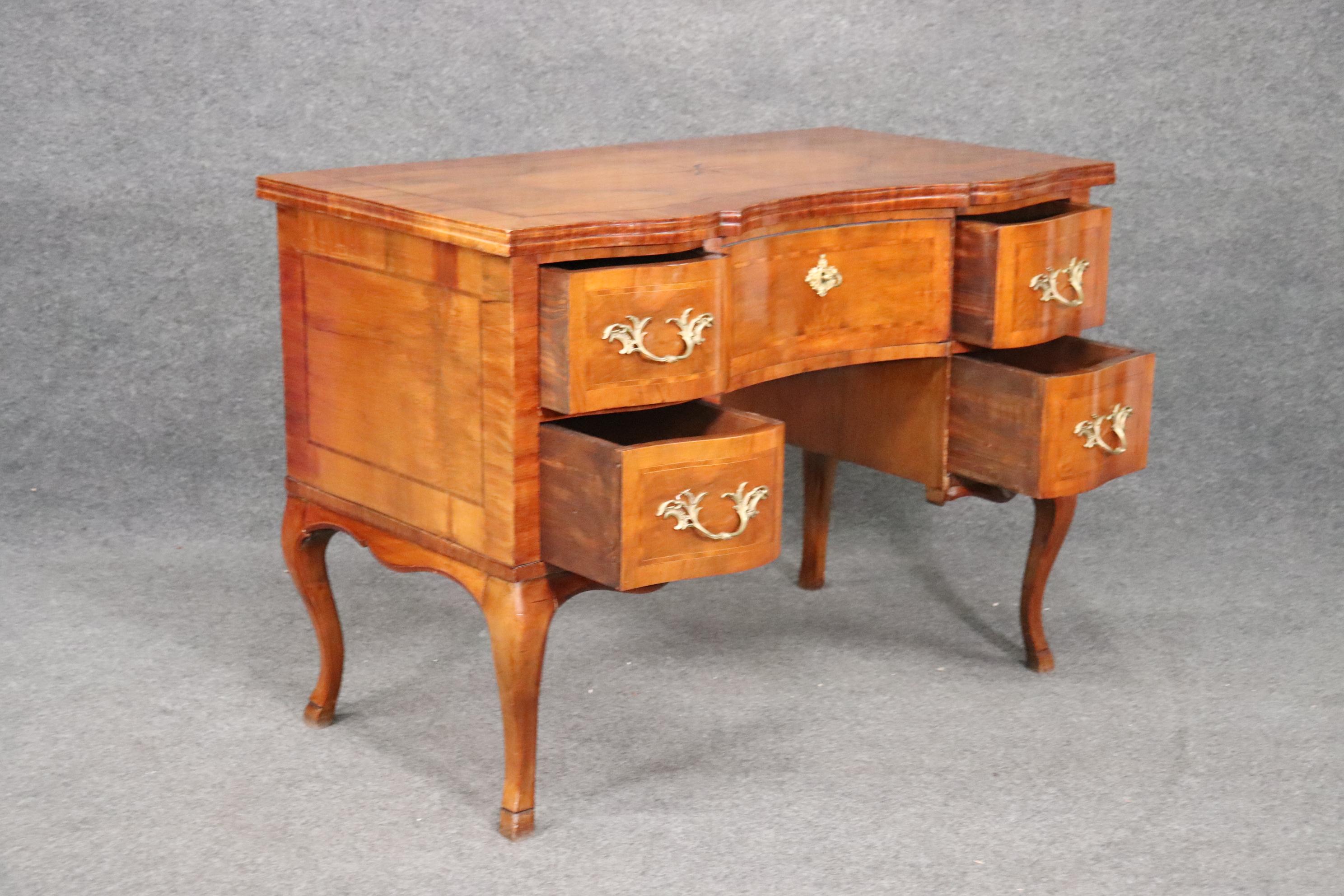 Early 20th Century Gorgeous Inlaid Continental Louis XV Style Walnut Writing Desk circa 1920s For Sale