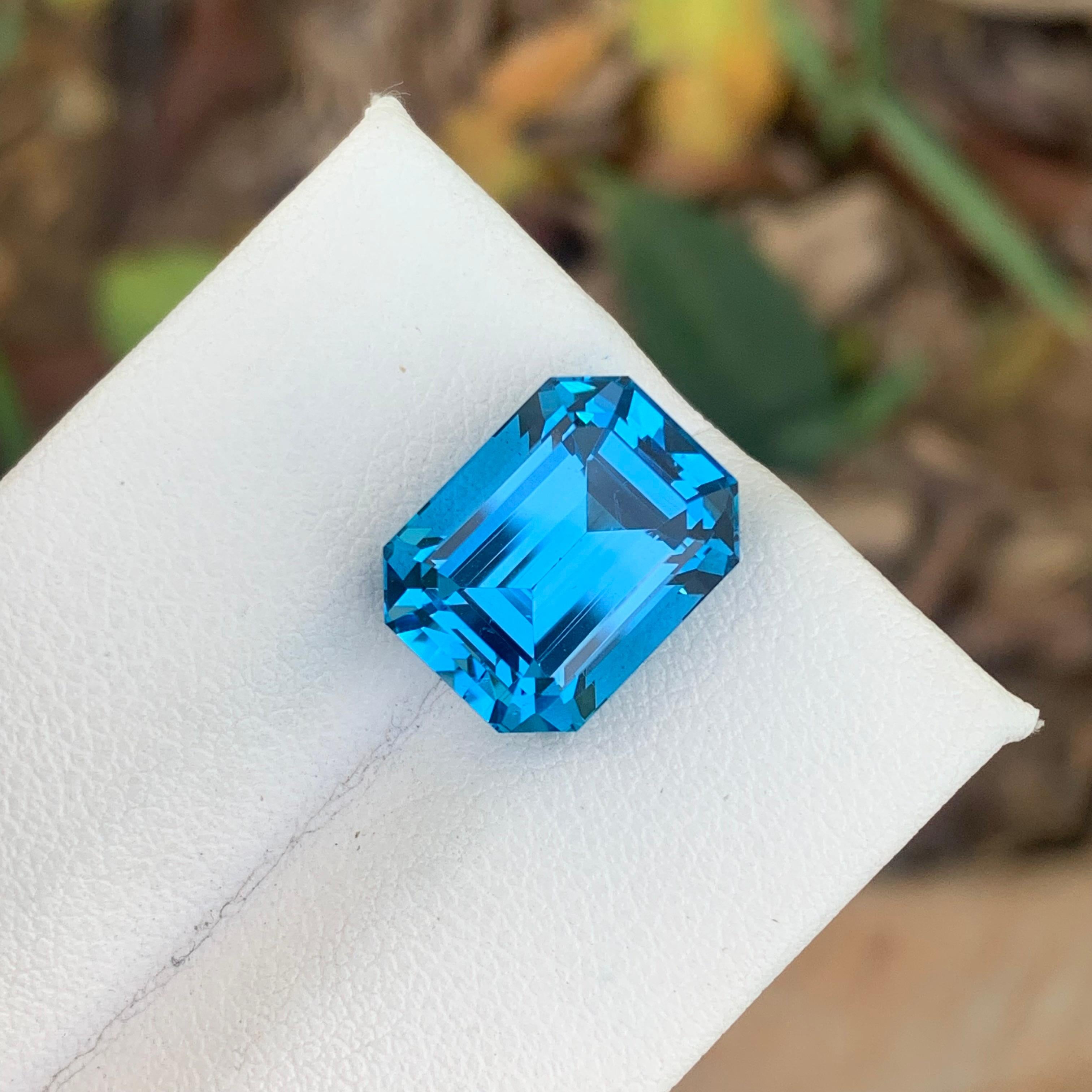 Mouvement esthétique Superbe bague en topaze bleue intense non sertie du Brésil de 9,85 carats en vente