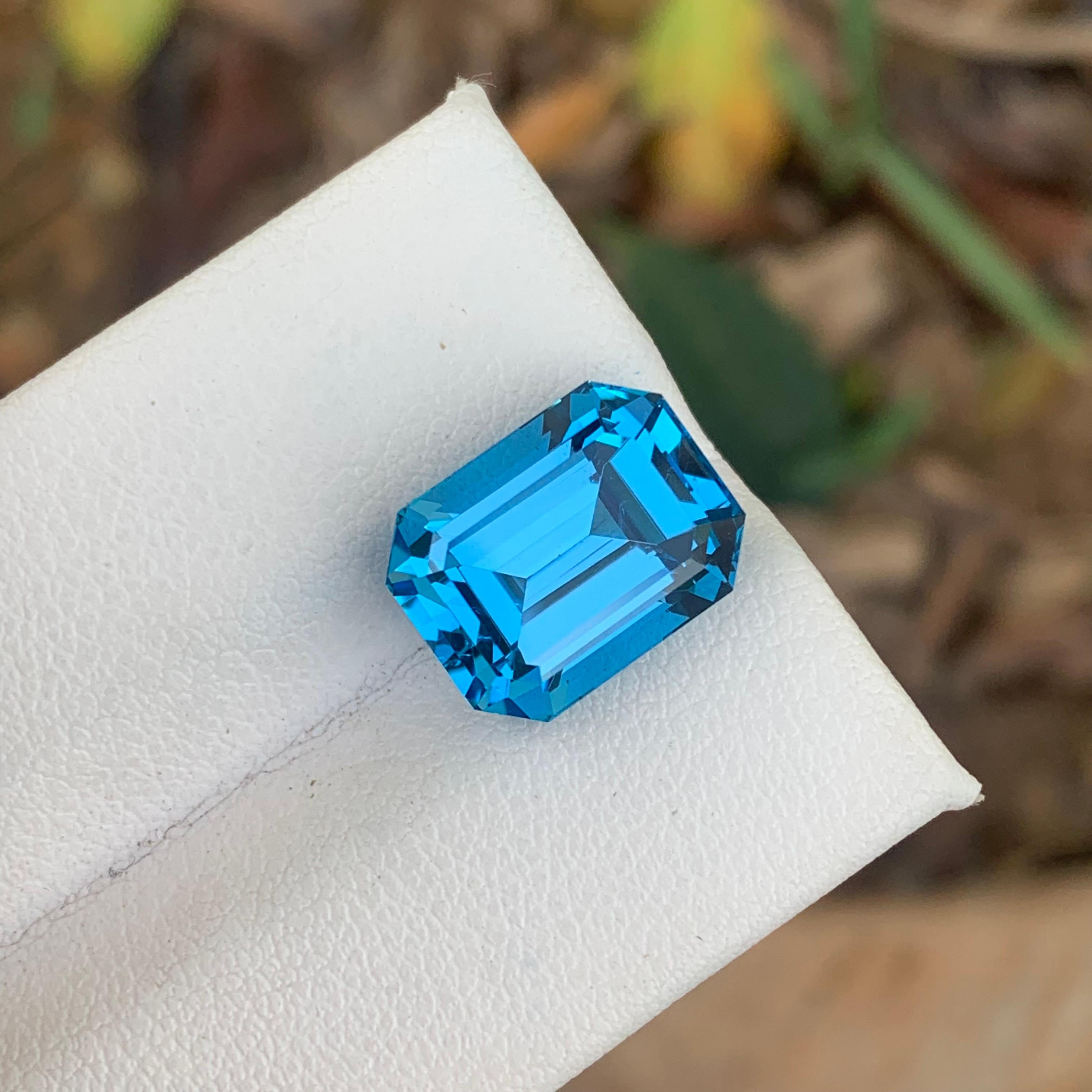 Women's or Men's Gorgeous Intense Blue Loose Electric Blue Topaz from Brazil 9.85 Carat Ring Gem For Sale
