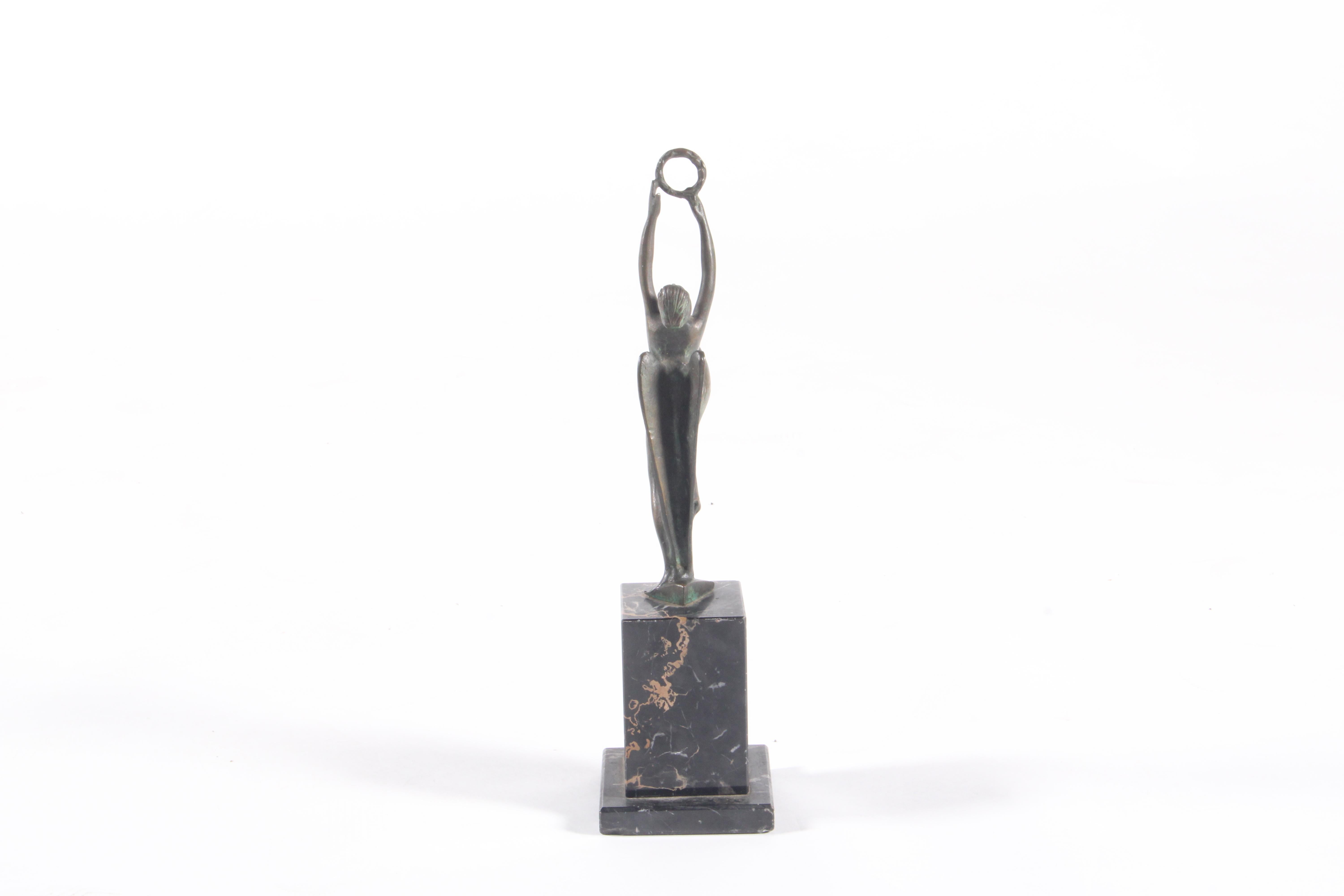Magnifique bronze figuratif italien sur socle en marbre, expédition internationale de trois exemplaires en vente 3