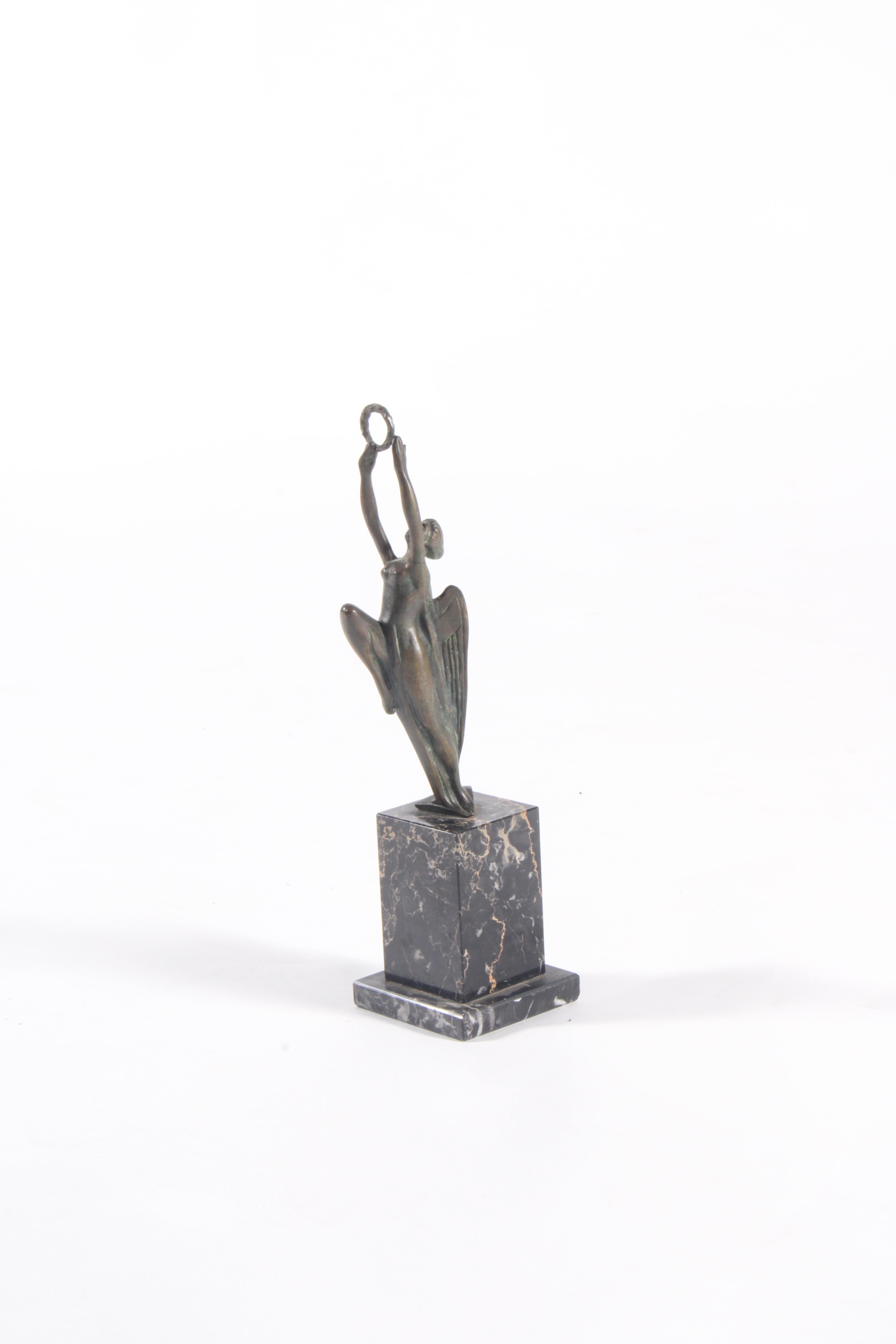 Art déco Magnifique bronze figuratif italien sur socle en marbre, expédition internationale de trois exemplaires en vente
