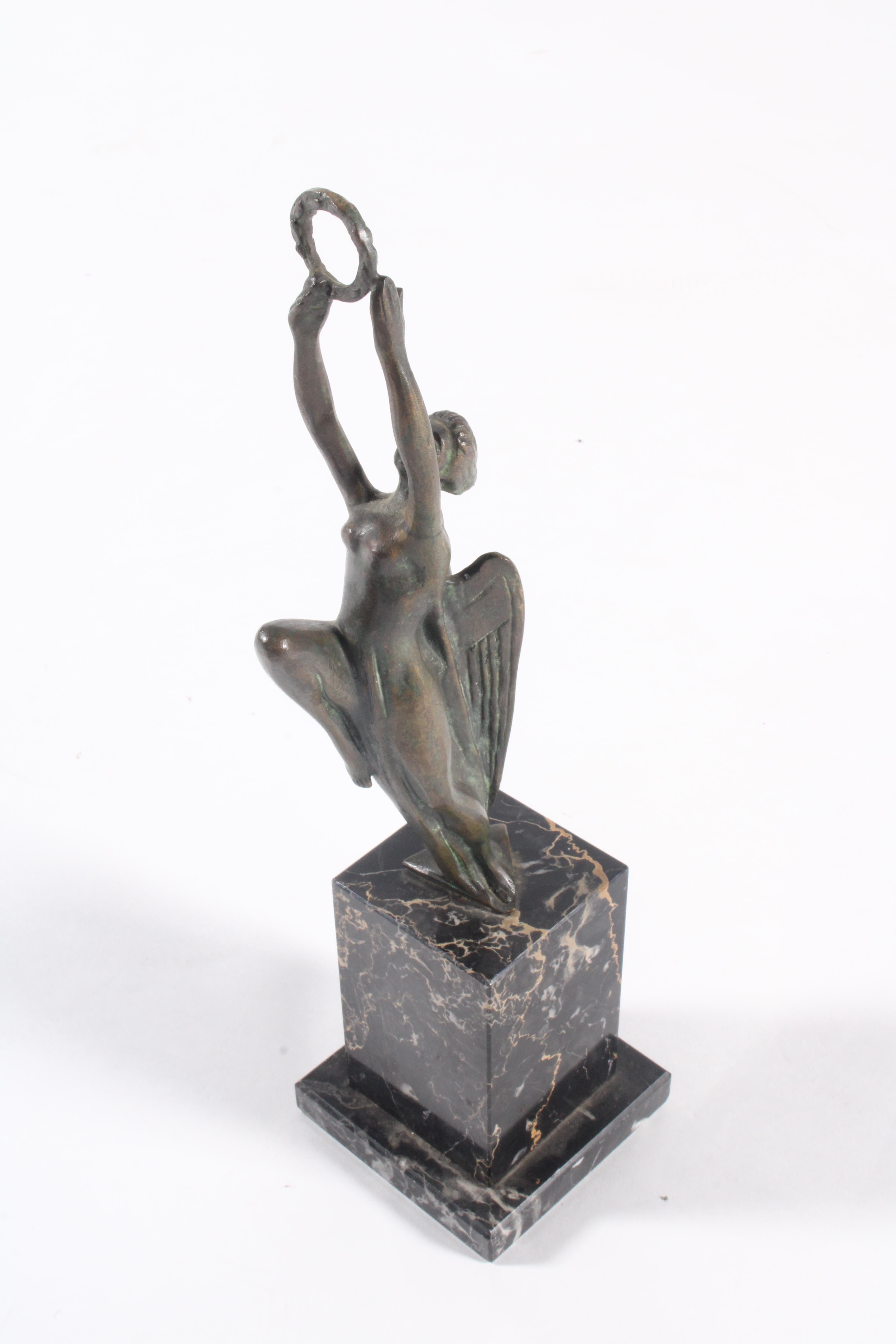 Moulage Magnifique bronze figuratif italien sur socle en marbre, expédition internationale de trois exemplaires en vente