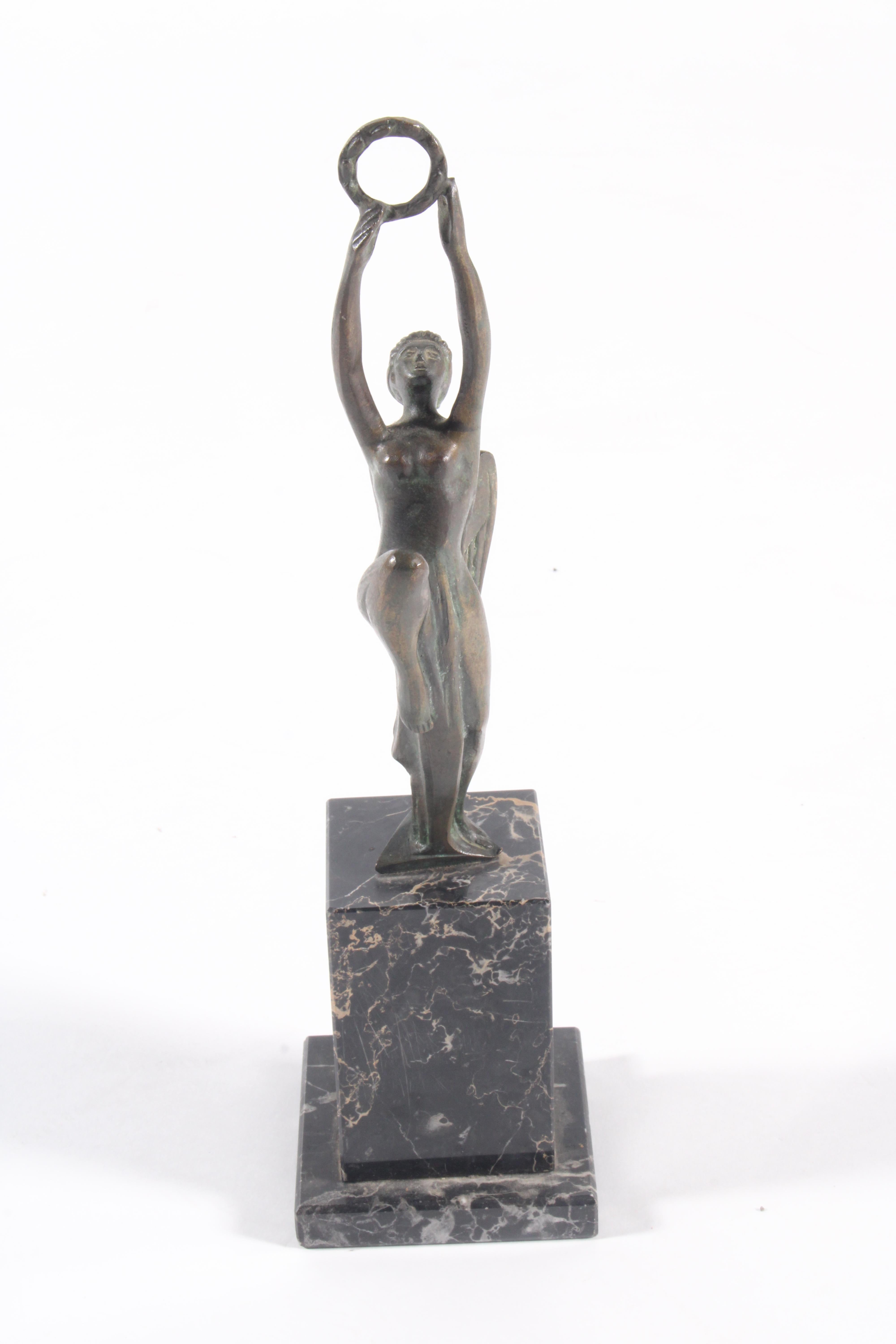 Milieu du XXe siècle Magnifique bronze figuratif italien sur socle en marbre, expédition internationale de trois exemplaires en vente