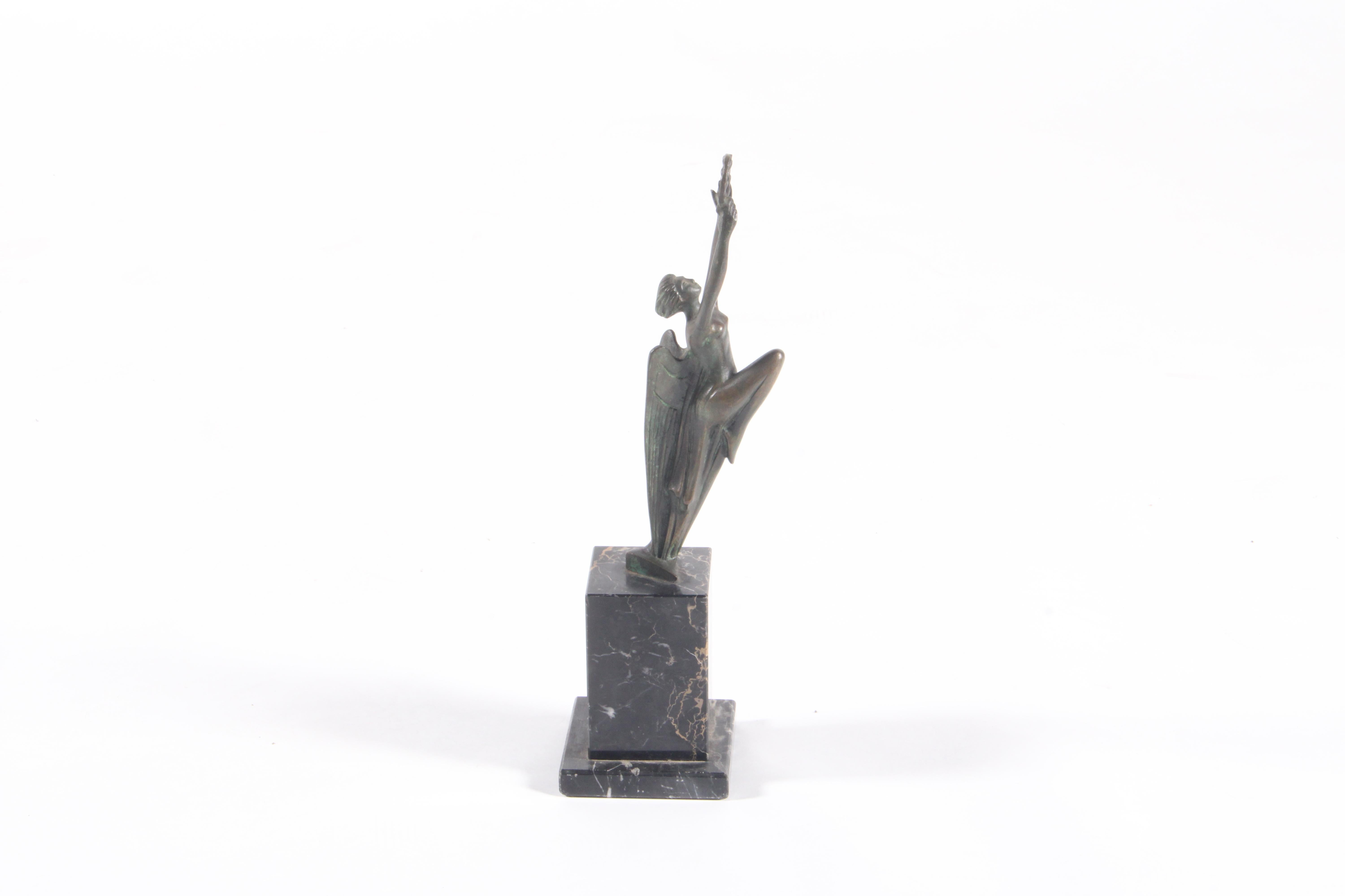 Bronze Magnifique bronze figuratif italien sur socle en marbre, expédition internationale de trois exemplaires en vente