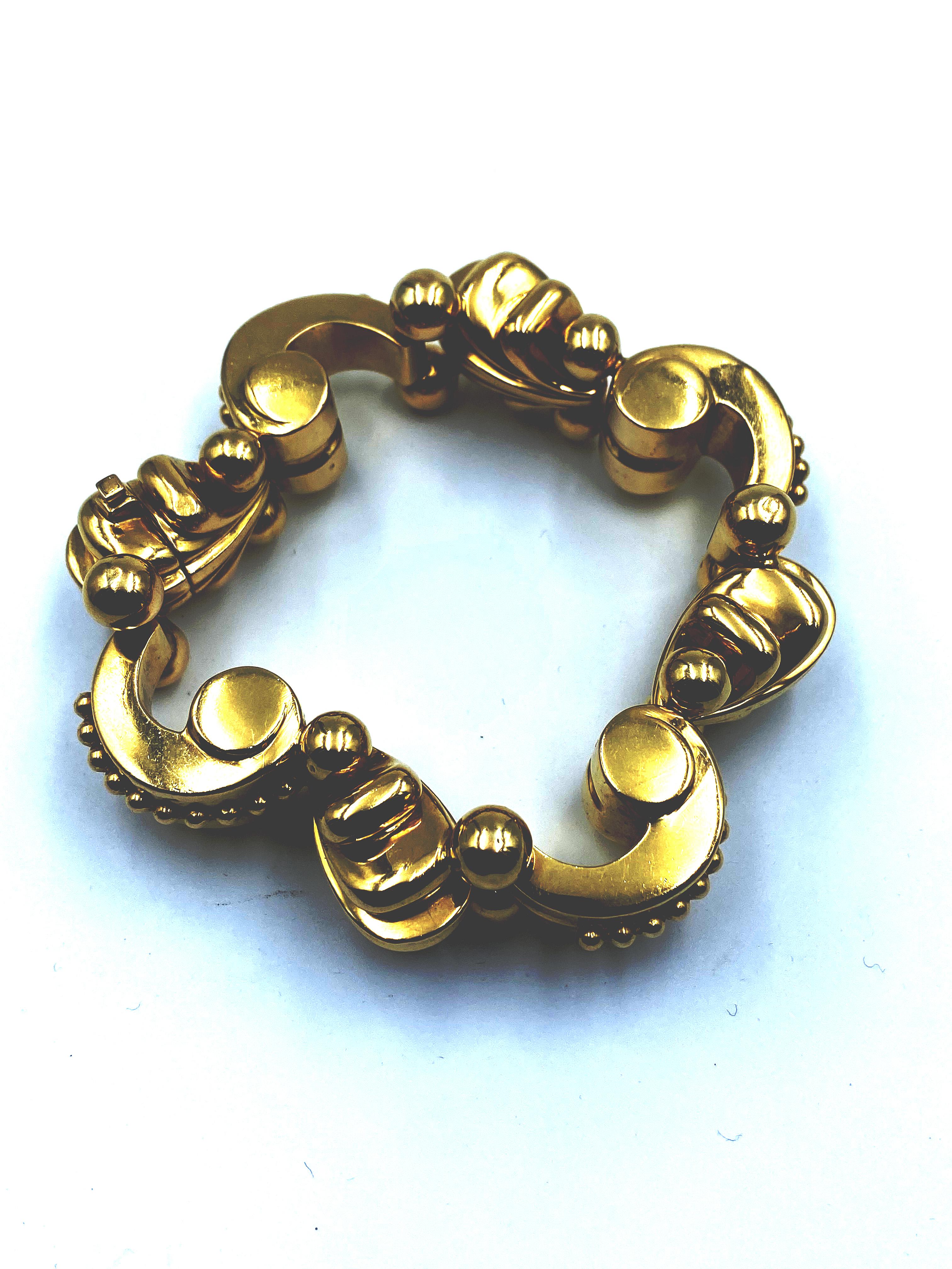 Gorgeous italian art decò gold bracelet, about 1940
Produced by ANNARATONE & MOGYARY, ITALY 1940'S
It comes with fascist mark on the back side, near the clasp.
Lenght cm 22
Weight 116,12
Perfect conditions
