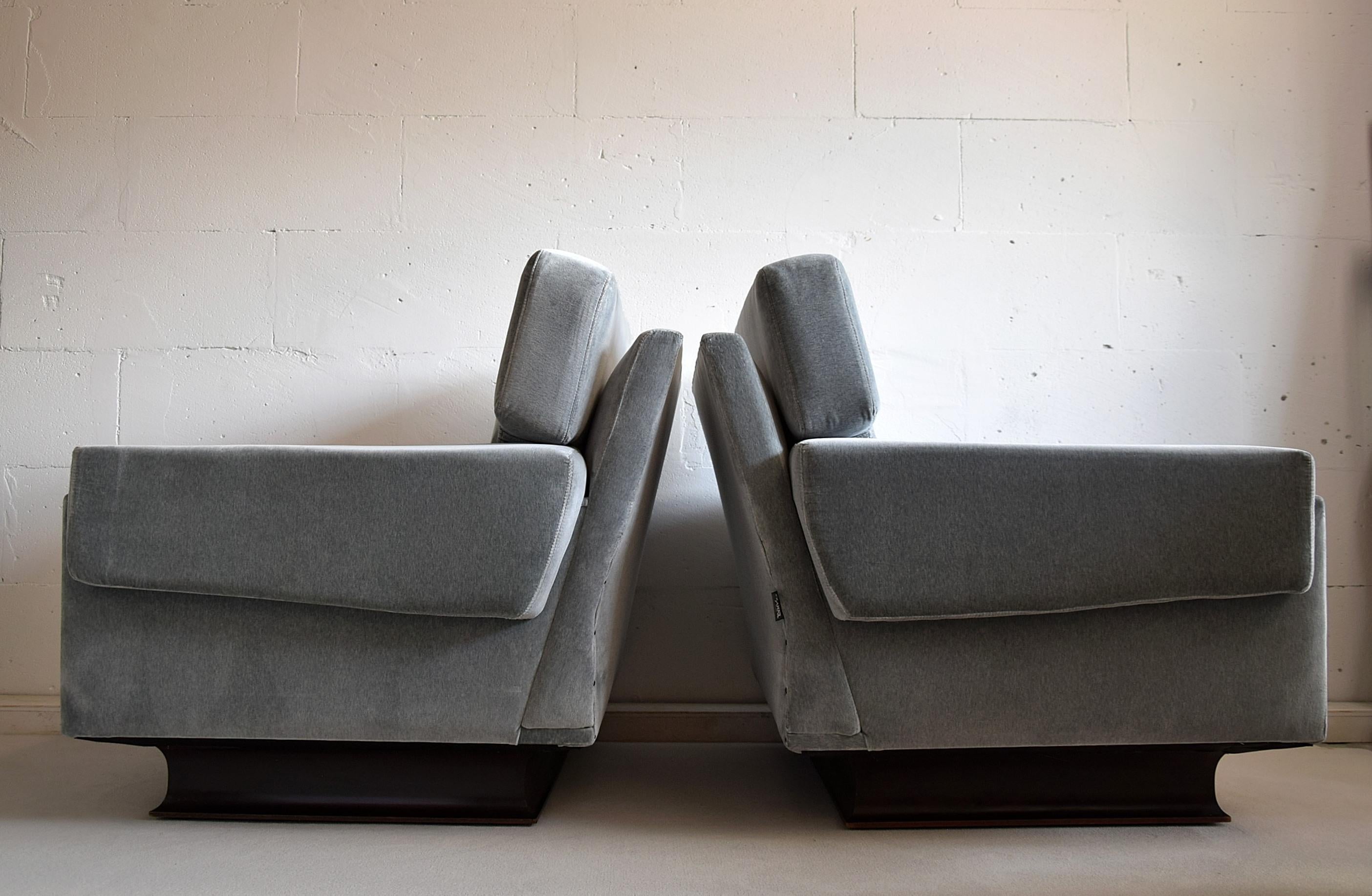 Mid-Century Modern pair of Italian re-upholstered mixed cotton and cashmere lounge chairs. Beautiful set of early 1960s cubistic grey with a hint of blue lounge chairs in great condition.
The set will be shipped insured overseas in two custom made