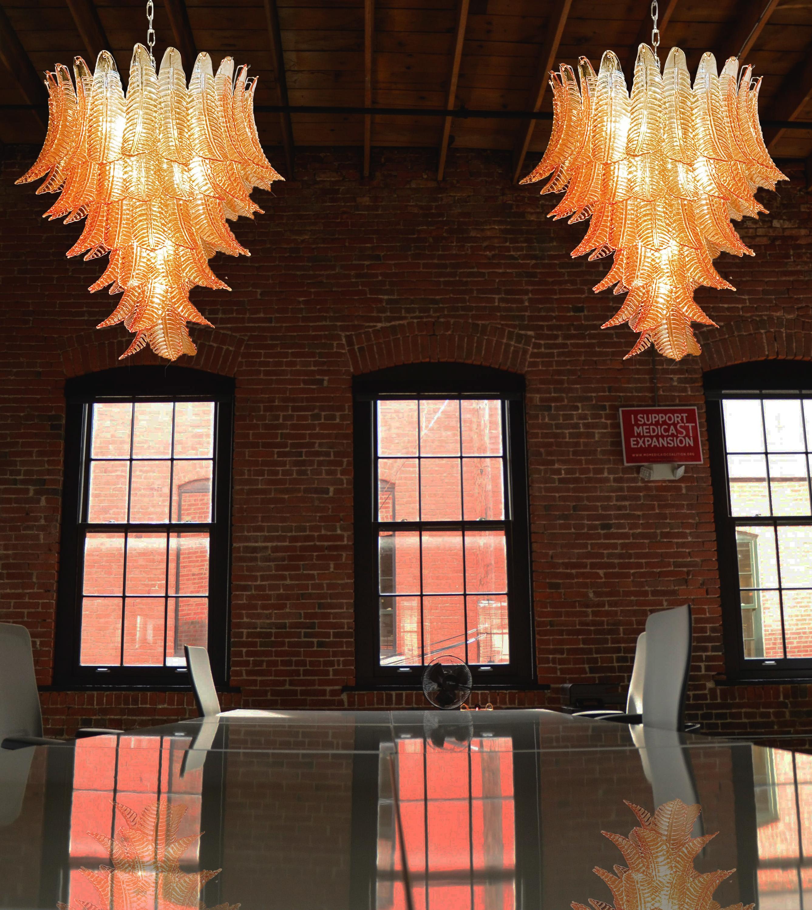 Bellissimi ed enormi lampadari italiani di Murano, ognuno dei quali composto da  75 splendidi occhiali ambrati che conferiscono un aspetto molto elegante. I vetri di questo lampadario sono vere e proprie opere d'arte.
Dimensioni: 65,90 pollici (170
