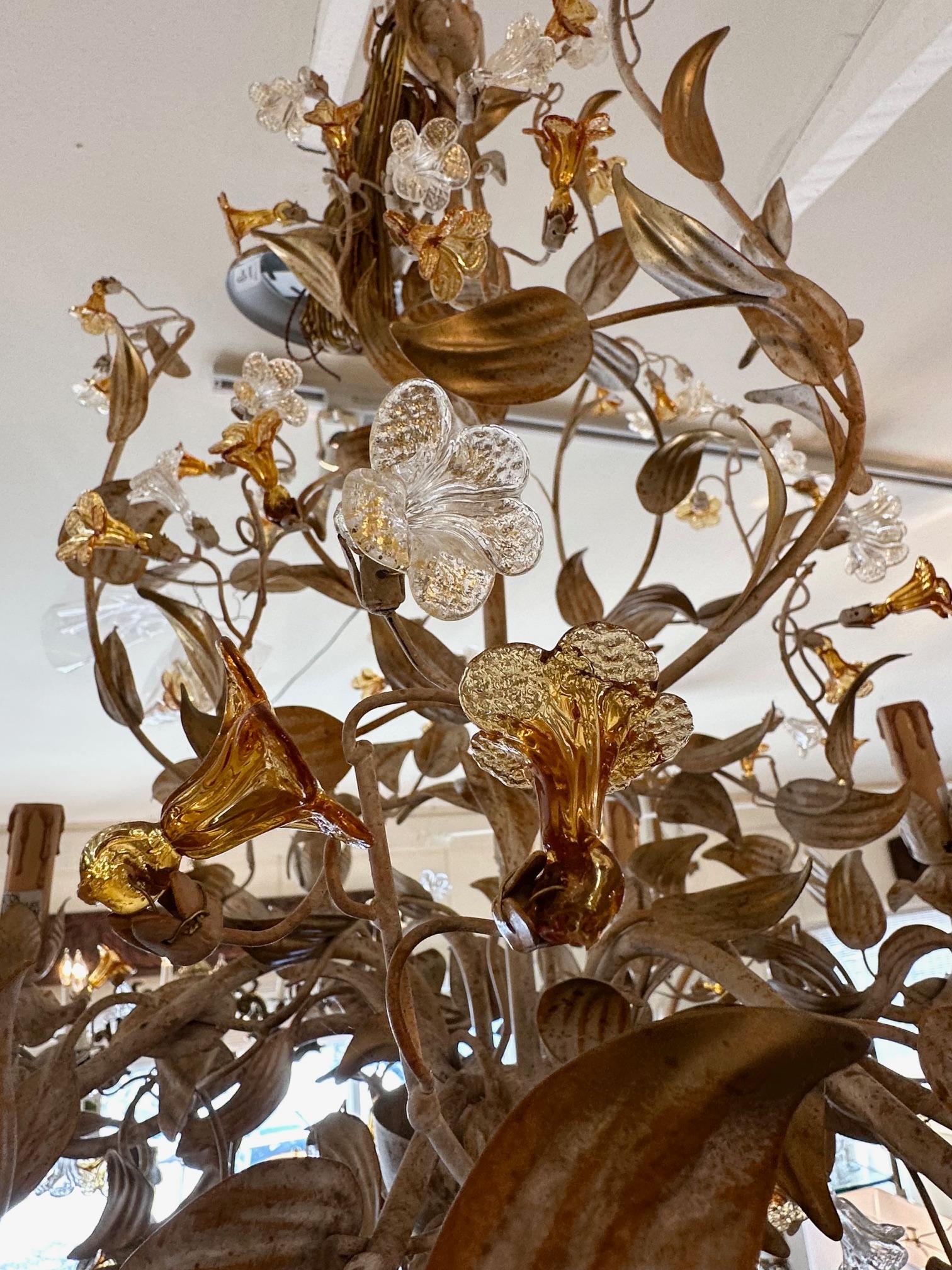 Italiano Splendido lampadario italiano a 8 bracci in metallo verniciato e vetro di Murano in vendita