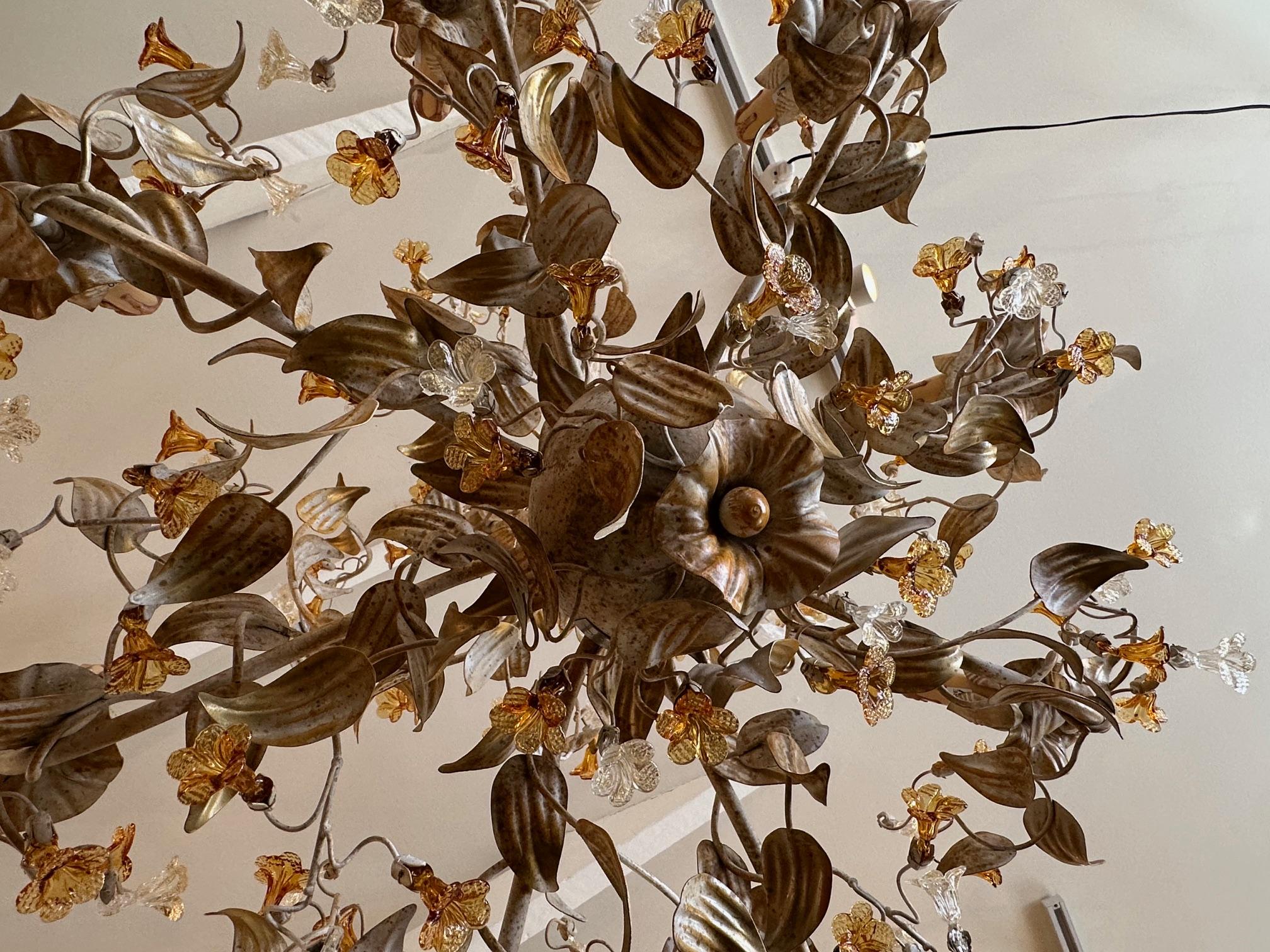 Splendido lampadario italiano a 8 bracci in metallo verniciato e vetro di Murano In condizioni buone in vendita a Hopewell, NJ