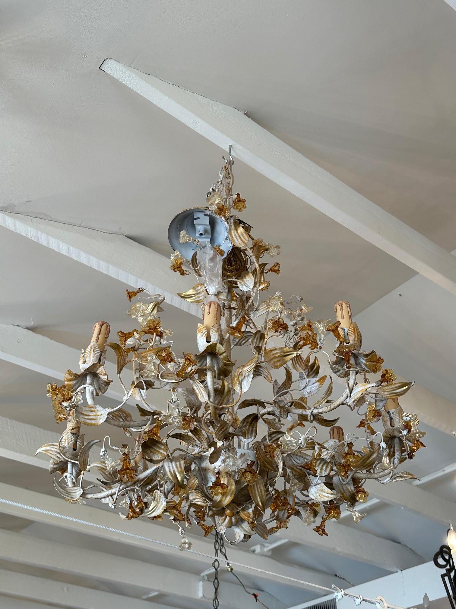 XXI secolo e contemporaneo Splendido lampadario italiano a 8 bracci in metallo verniciato e vetro di Murano in vendita