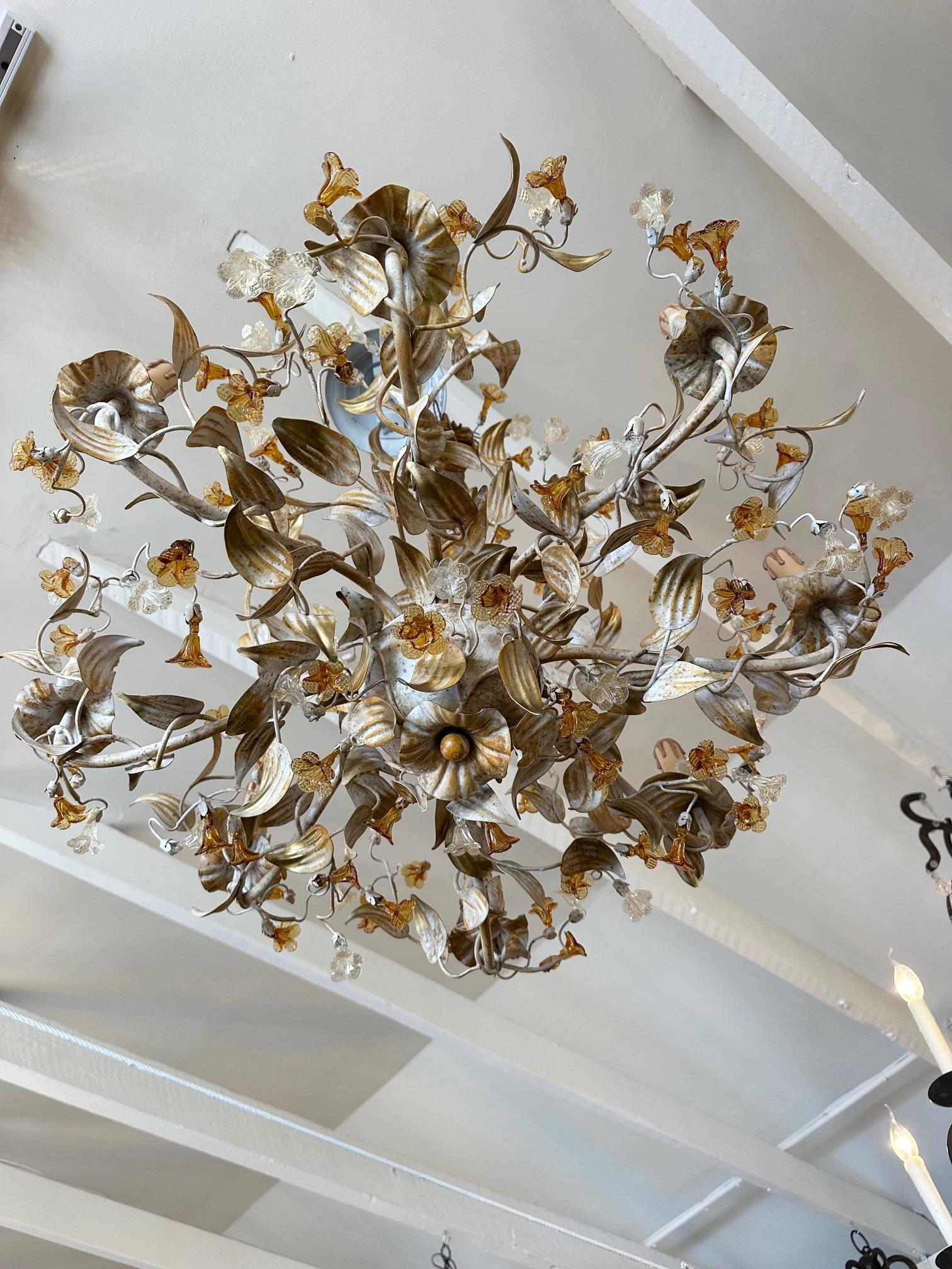 Metallo Splendido lampadario italiano a 8 bracci in metallo verniciato e vetro di Murano in vendita