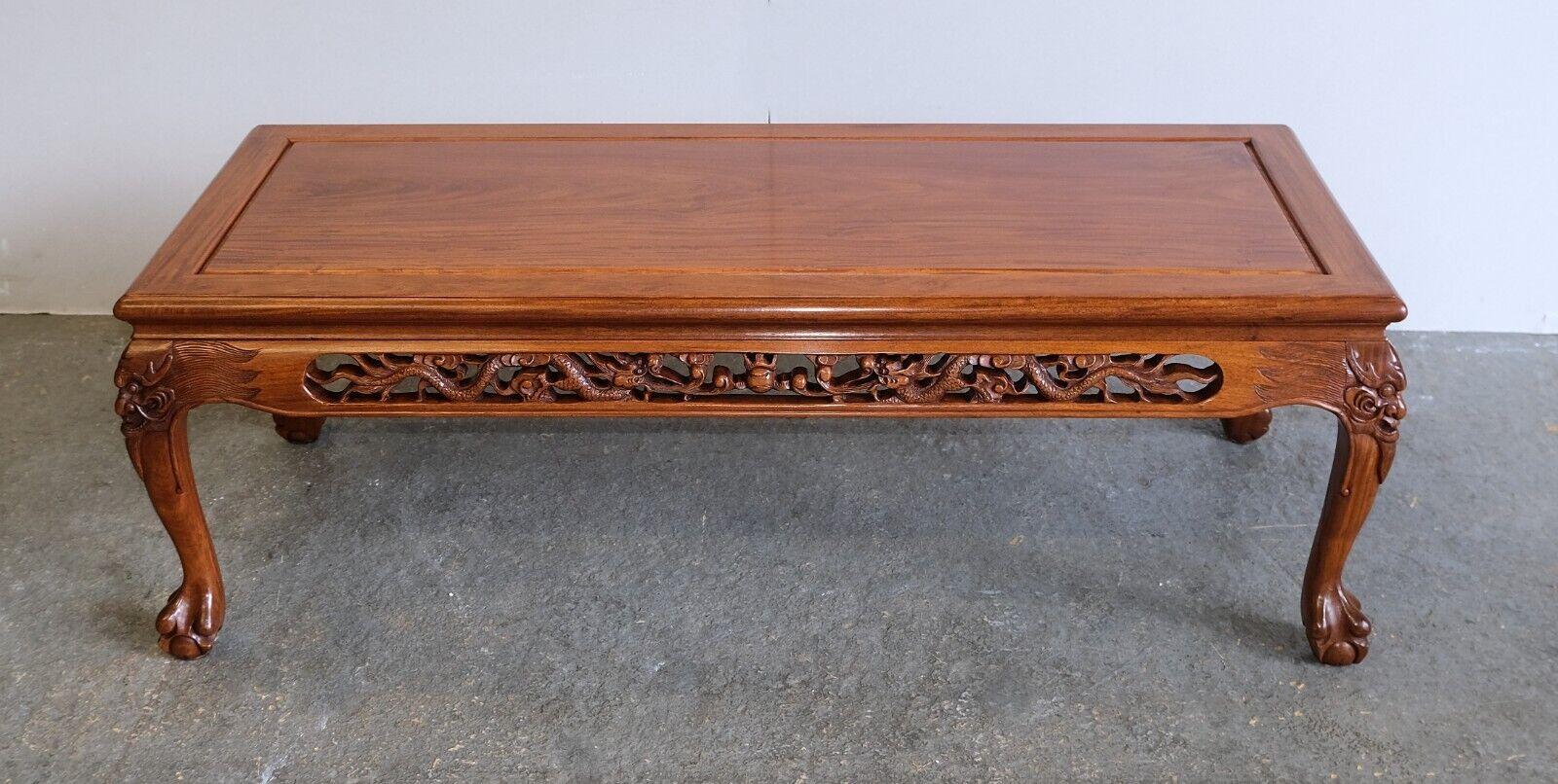 Nous sommes ravis d'offrir à la vente cette magnifique table basse japonaise chinoise sculptée à la main avec des dragons et des pieds en griffe.  

Cette table basse attrayante, bien fabriquée et sculptée à la main, attire le regard sous tous les