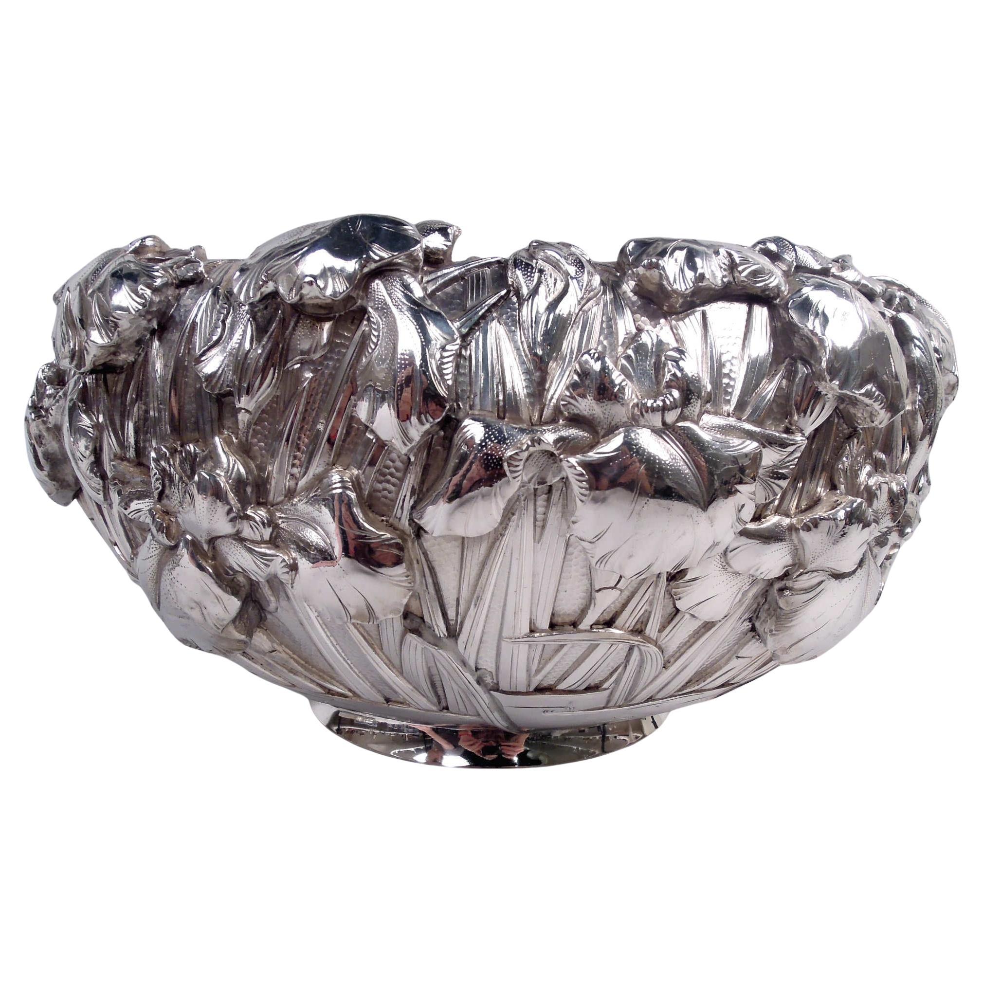 Splendida ciotola giapponese Meiji Art Nouveau con centrotavola a forma di Iris in argento in vendita