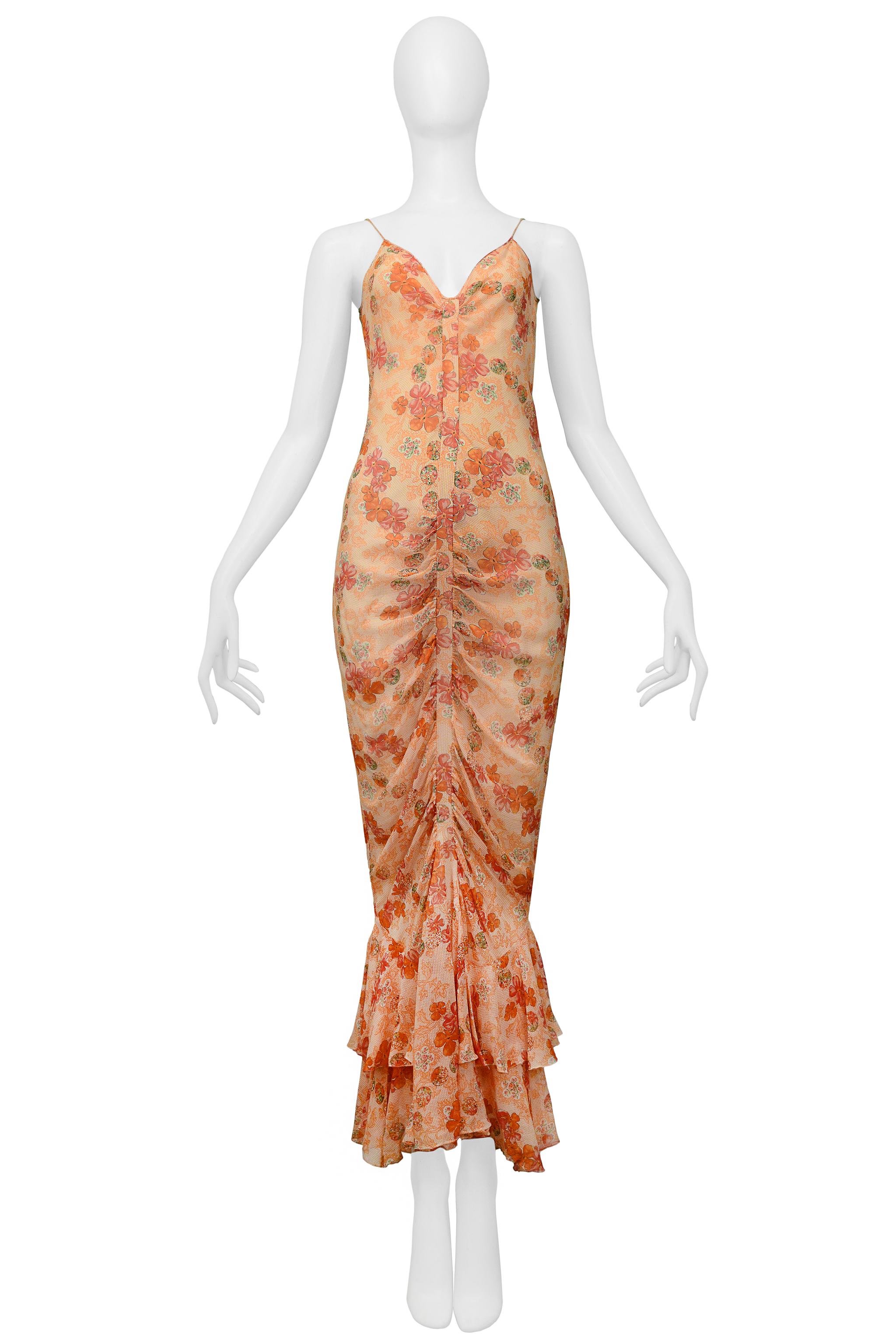 Resurrection Vintage se complace en ofrecer un vestido slip vintage de John Galliano en tonos melocotón, coral y naranja, con estampado floral, tirantes finos, tapeta central delantera y laterales fruncidos, y bajo con volantes escalonados.

John