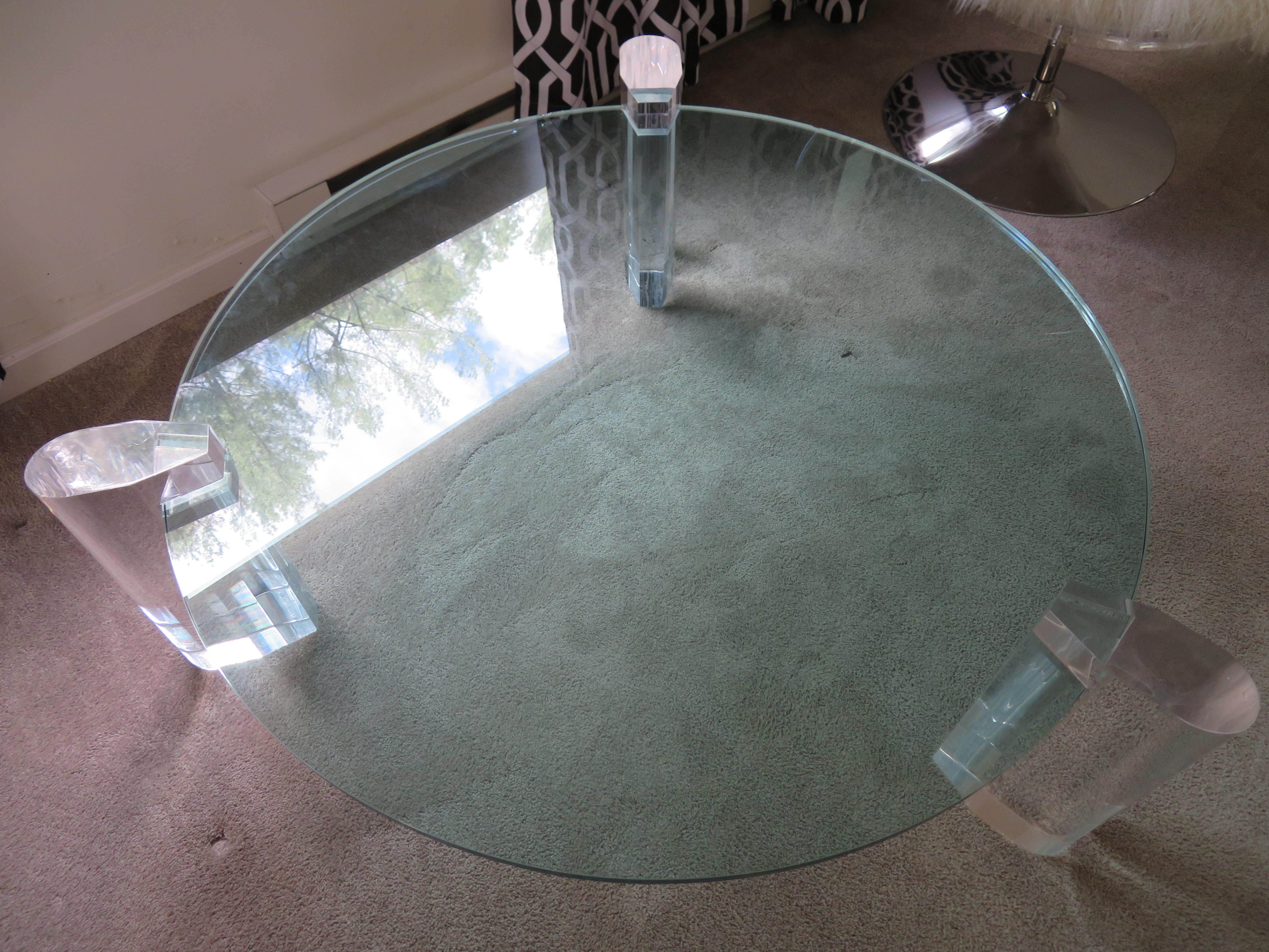 Verre Magnifique table basse ronde à colonne en lucite de style Karl Springer, mi-siècle moderne en vente