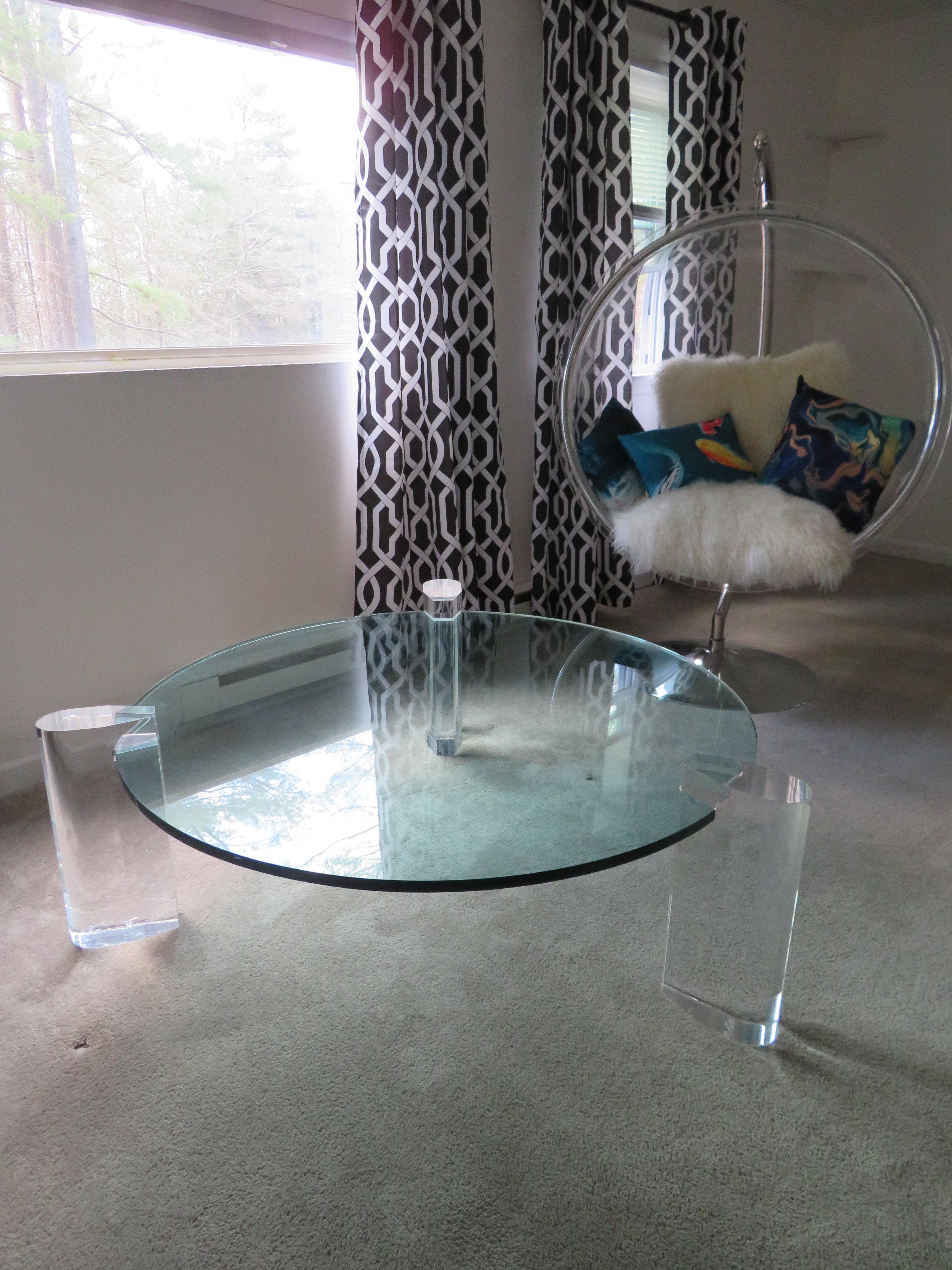Magnifique table basse ronde à colonne en lucite de style Karl Springer, mi-siècle moderne en vente 1