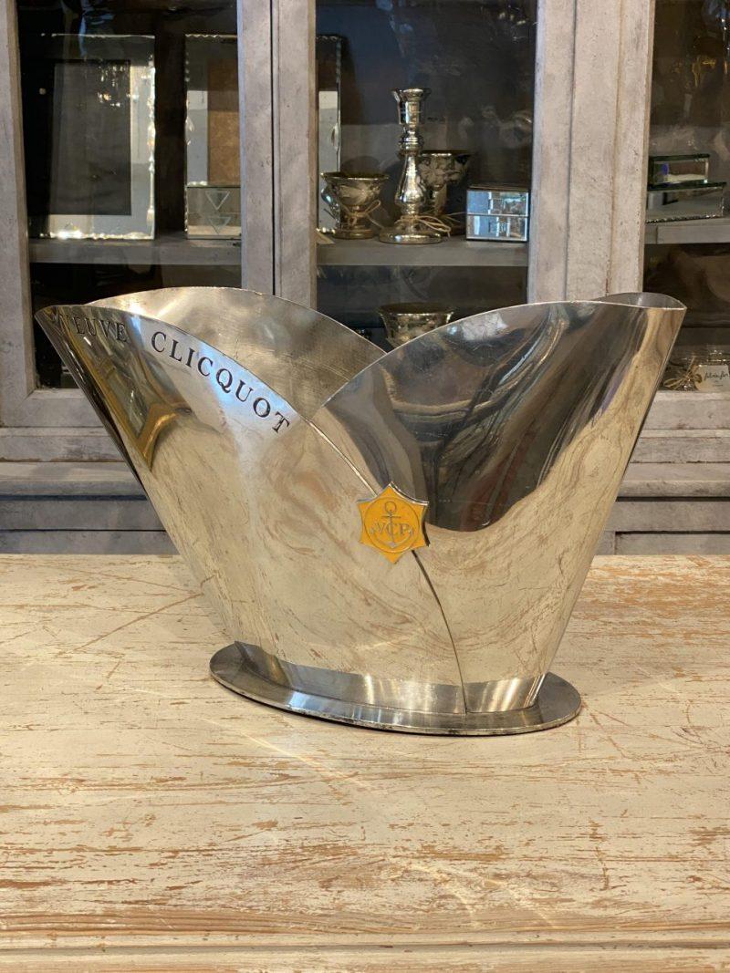 Very rare and also highly coveted champagne cooler from the legendary champagne house of VEUVE CLIQUOT PONSARDIN – often known as ‘The Yellow Widow’ in Denmark.

Made of quality tin in a stunning sculptural design and intended to hold several