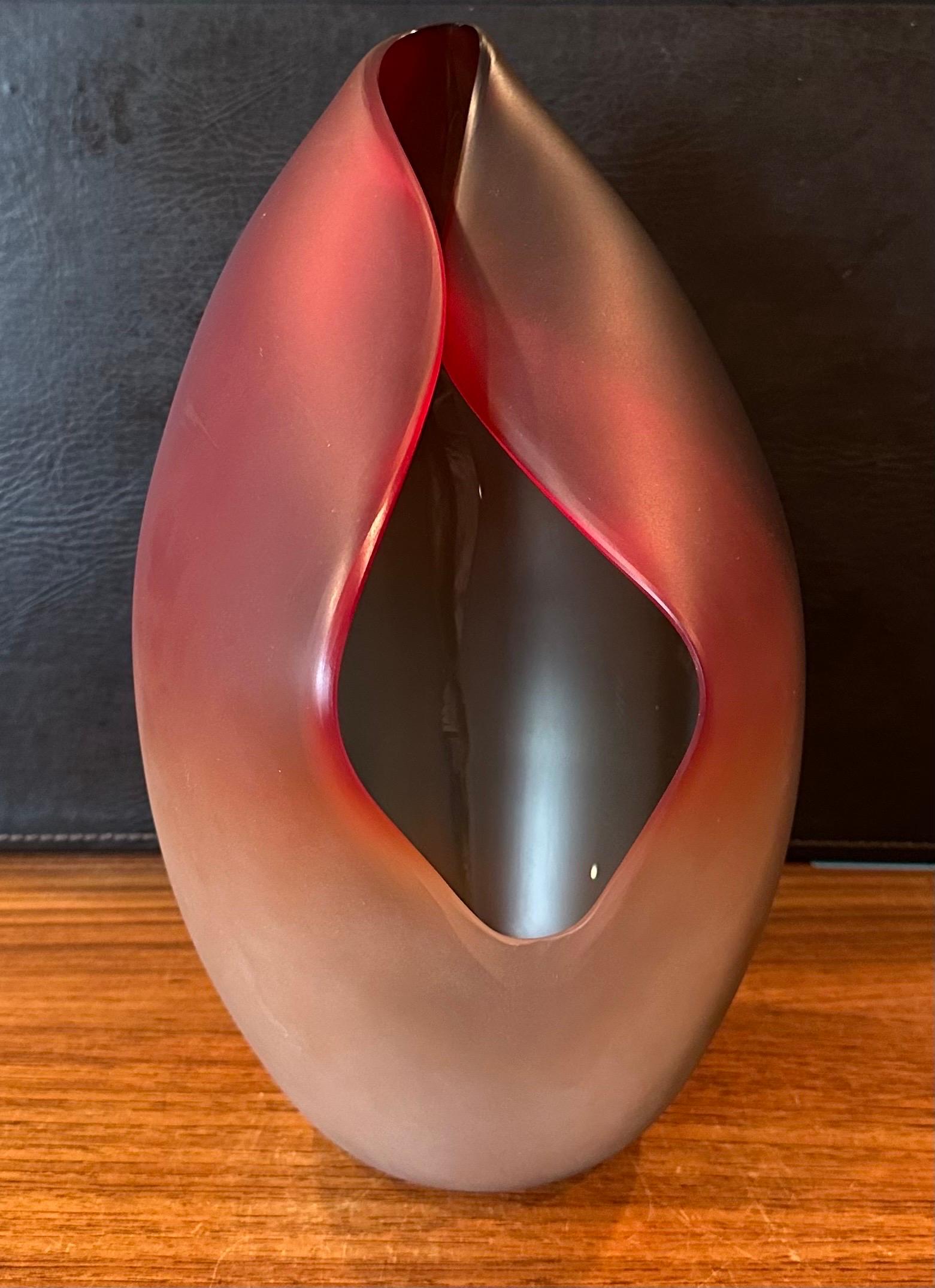 Gorgeous Large Italian Art Glass Folded Vase by Alfredo Barbini for Murano Glass In Good Condition For Sale In San Diego, CA
