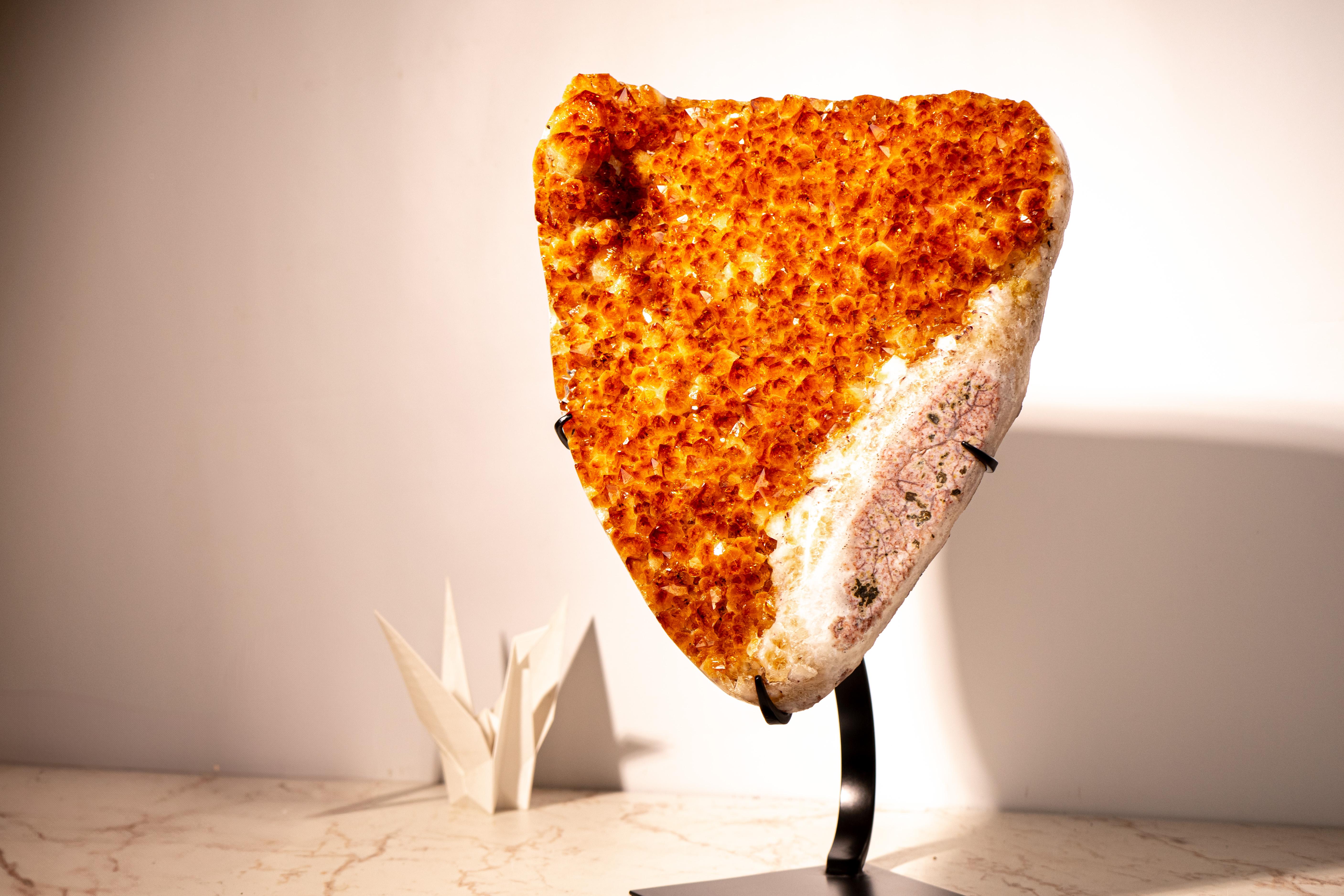 Grande cluster arancione-citrino AAA Madeira con druzy citrino AAA grande e brillante 

▫️ Descrizione

Un vero e proprio capolavoro della natura, questo grappolo di punte di citrino arancione di Madeira mostra un'estetica splendida con una tonalità