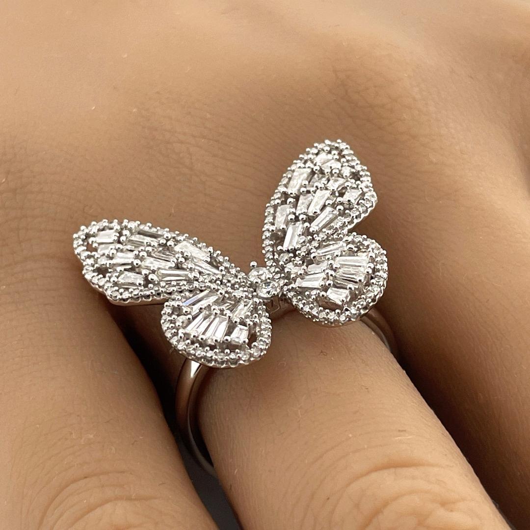 Taille baguette Superbe bague papillon grappe de diamants naturels en or blanc 14 carats en vente