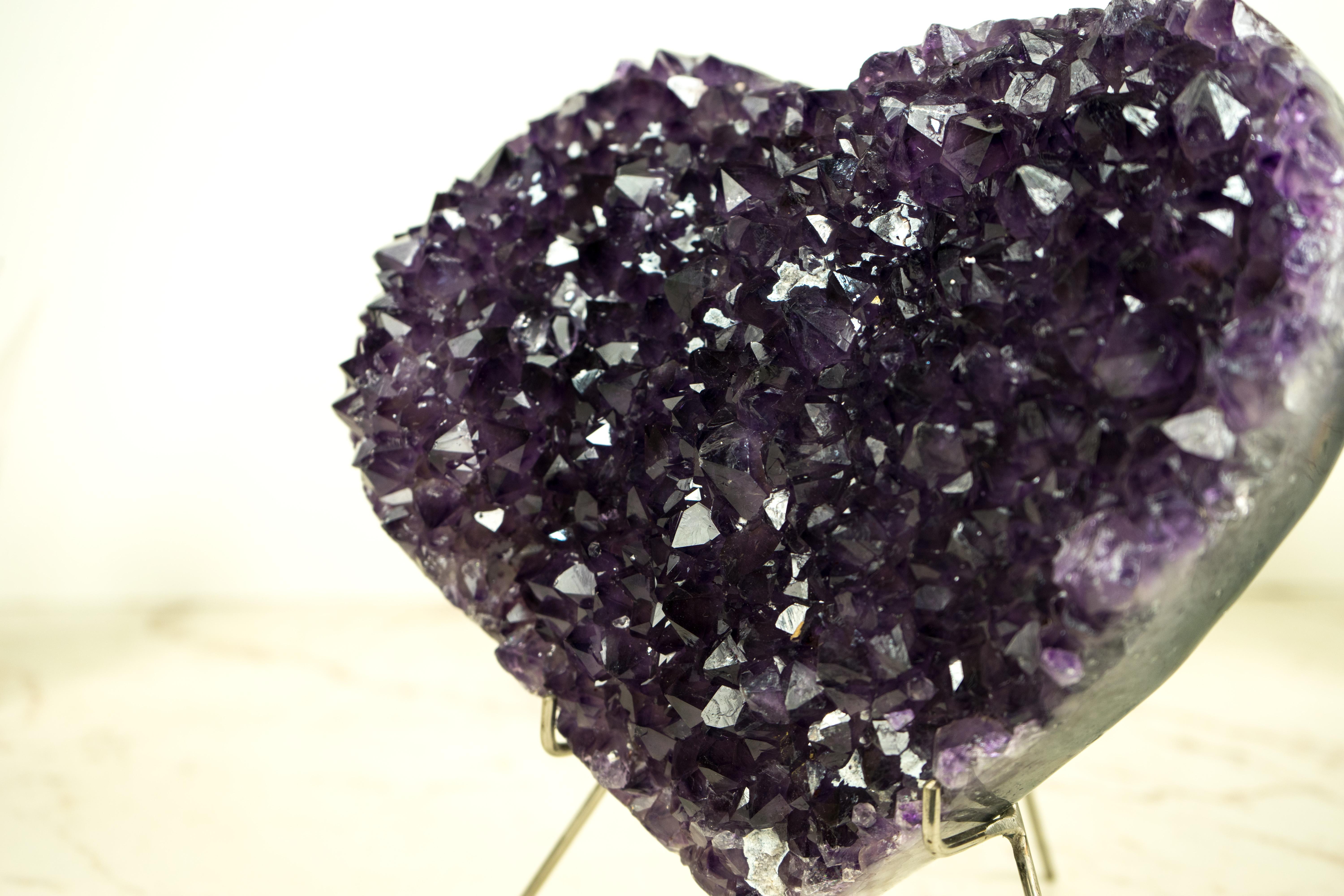 Elegante corazón grande de amatista con preciosa y brillante drusa púrpura rica

▫️ Descripción

Cuidadosamente tallado a mano a partir de un único racimo de Amatista, este hermoso corazón de Amatista luce sus puntas brillantes y su bella estética.