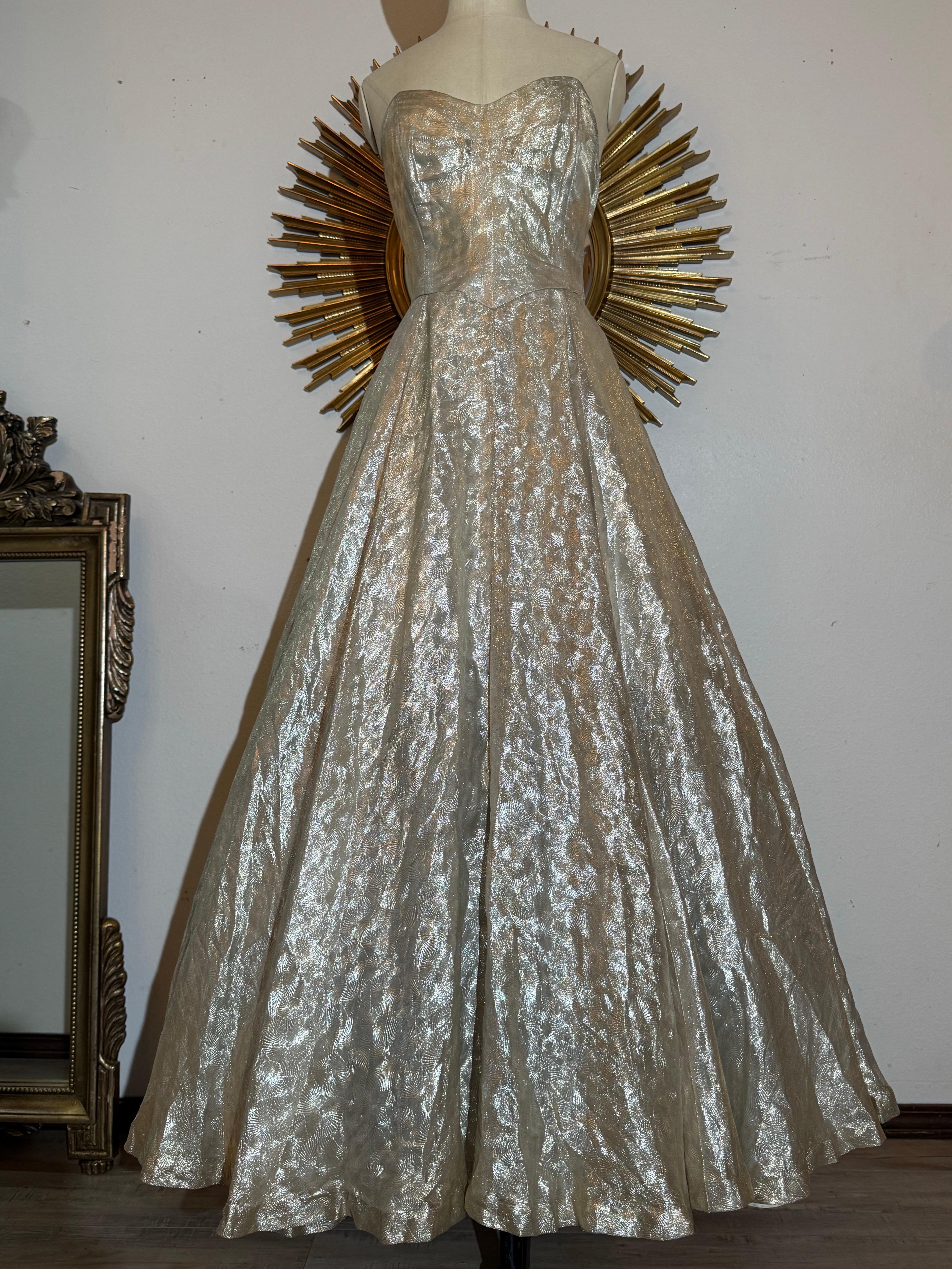 Magnifique robe sans bretelles de la fin des années 1940 avec jupe complète en tissu Silver Sunburst Weave en vente 5