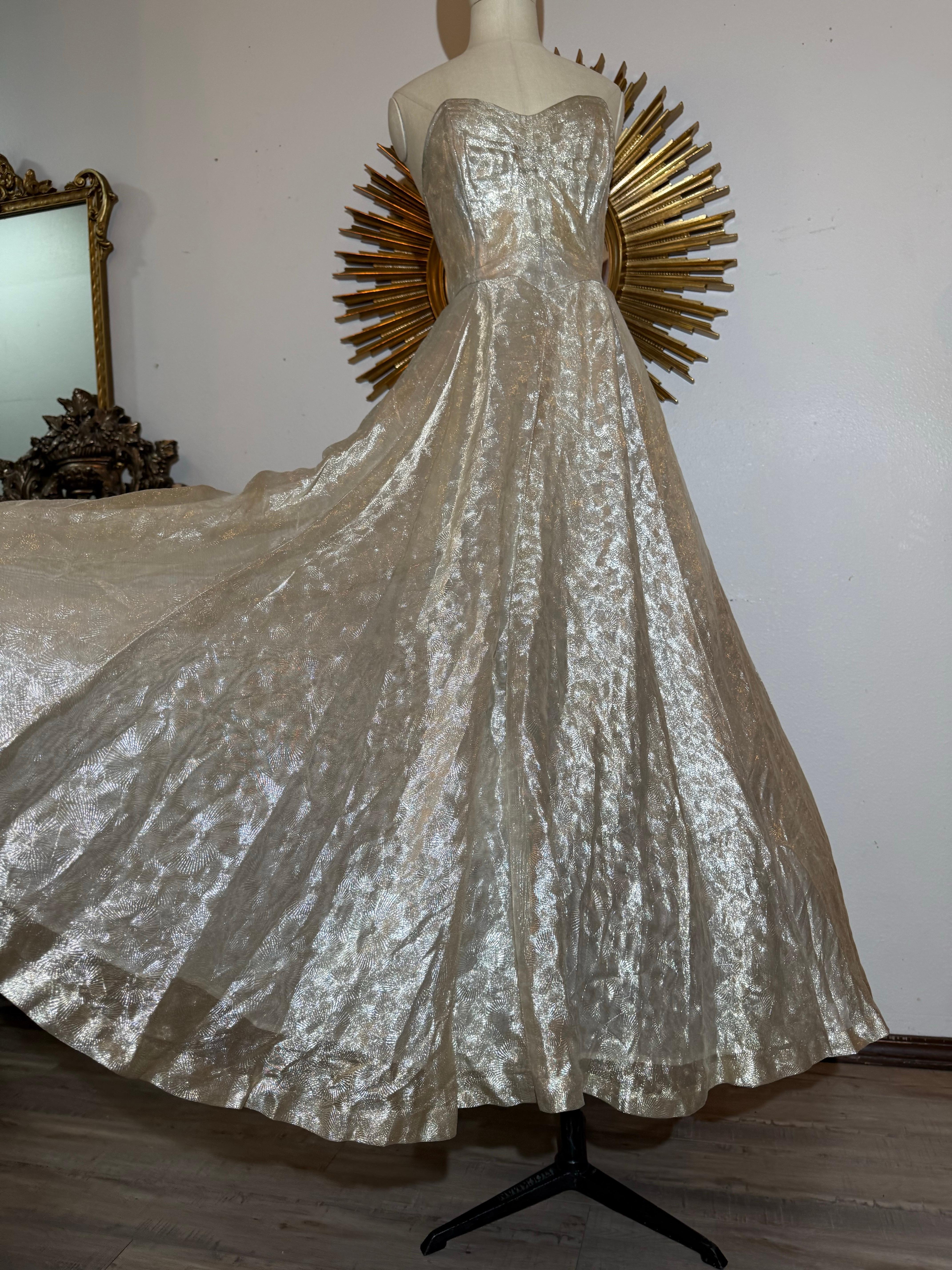 Magnifique robe sans bretelles de la fin des années 1940 avec jupe complète en tissu Silver Sunburst Weave en vente 6