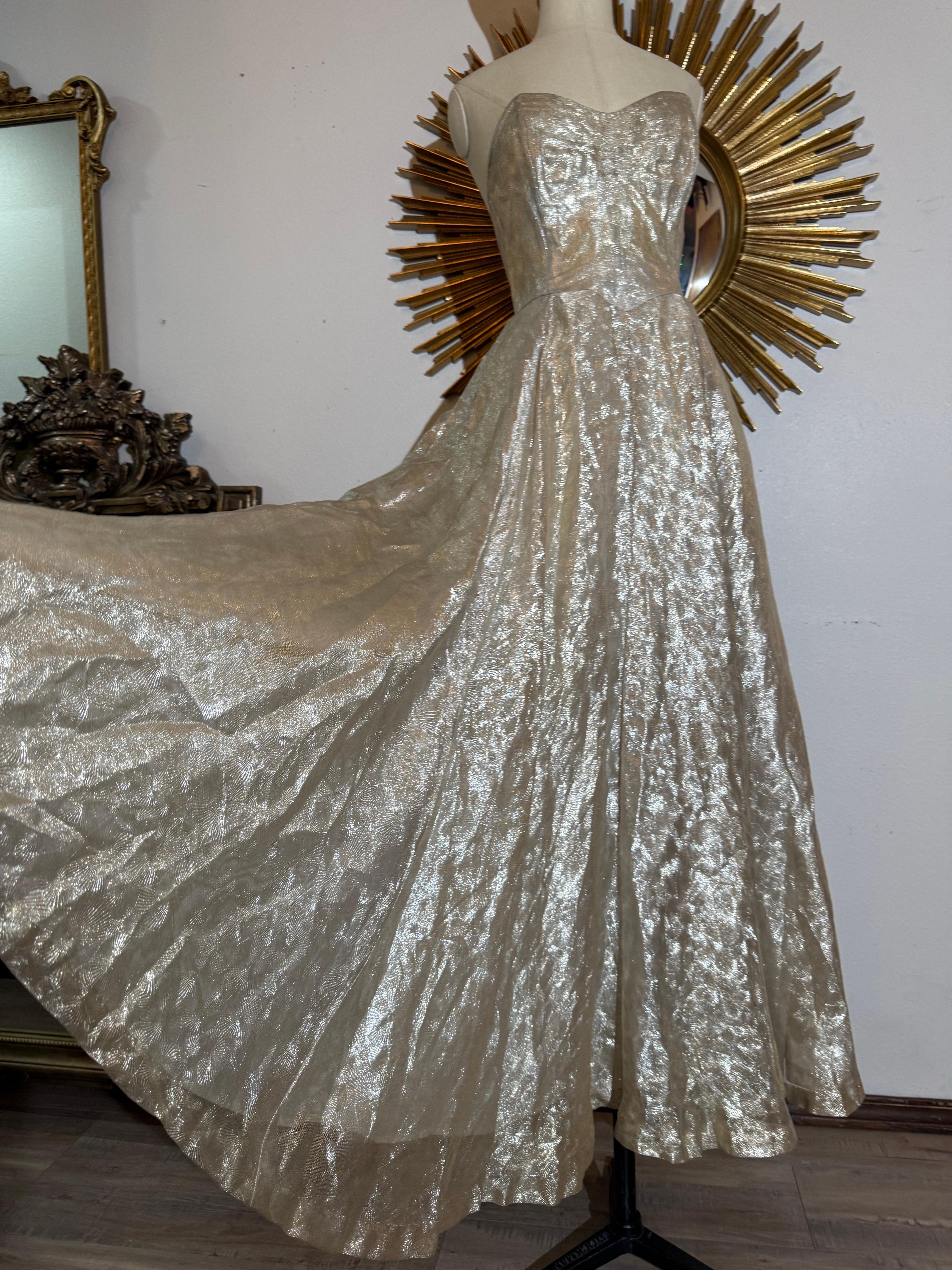 Magnifique robe sans bretelles de la fin des années 1940 avec jupe complète en tissu Silver Sunburst Weave en vente 7