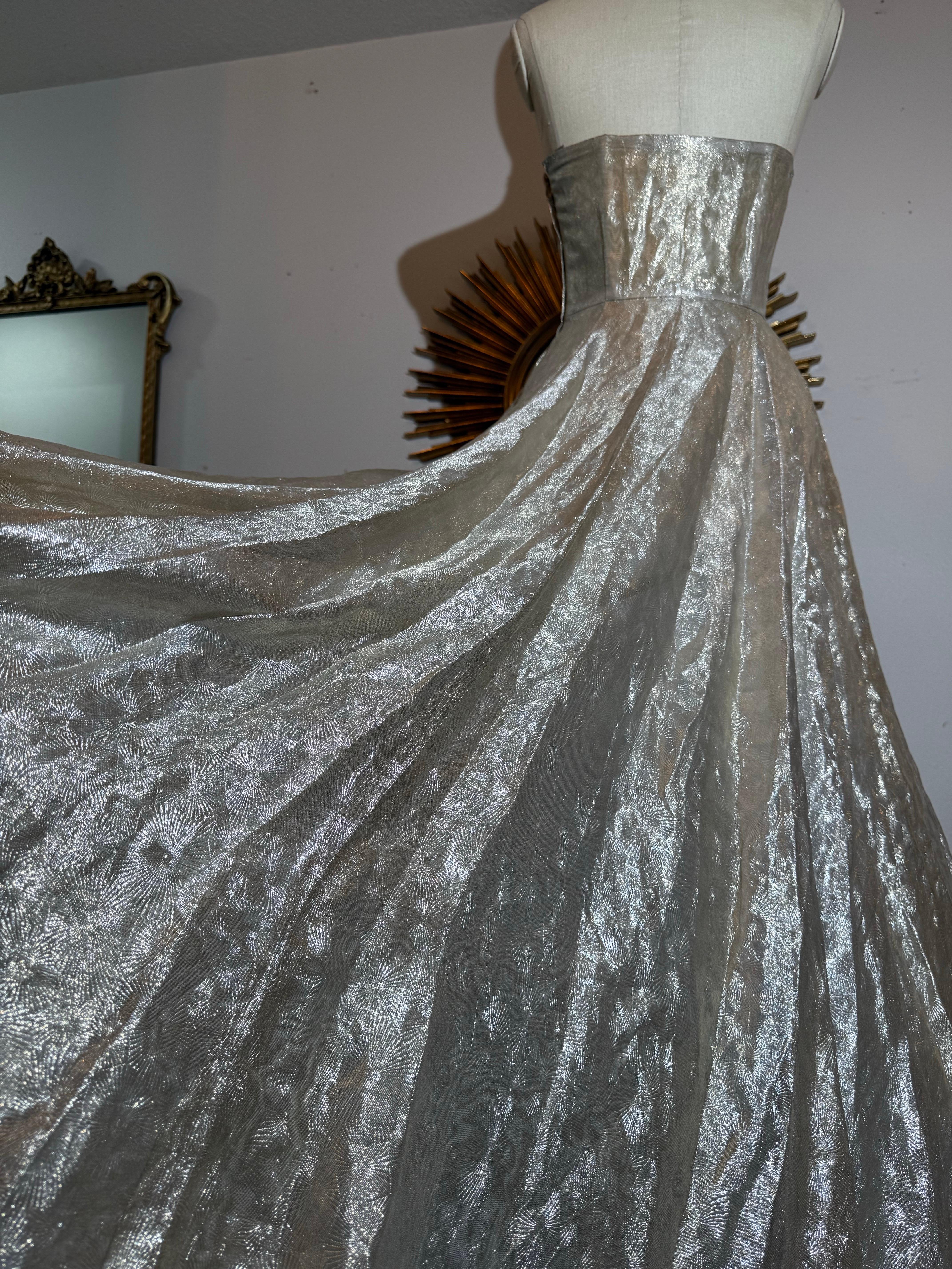 Magnifique robe sans bretelles de la fin des années 1940 avec jupe complète en tissu Silver Sunburst Weave en vente 9