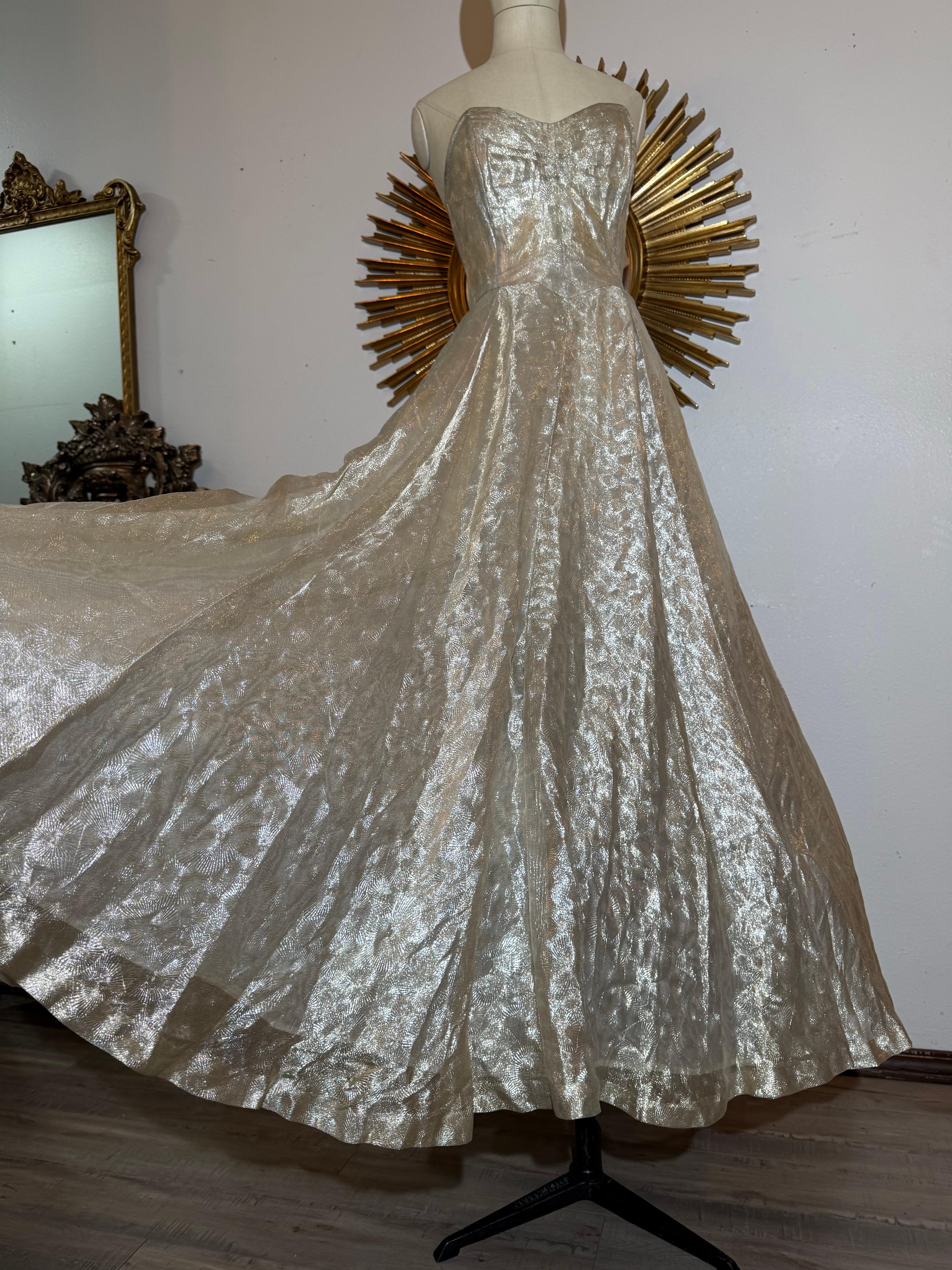 Magnifique robe sans bretelles de la fin des années 1940 avec jupe complète en tissu Silver Sunburst Weave en vente 10