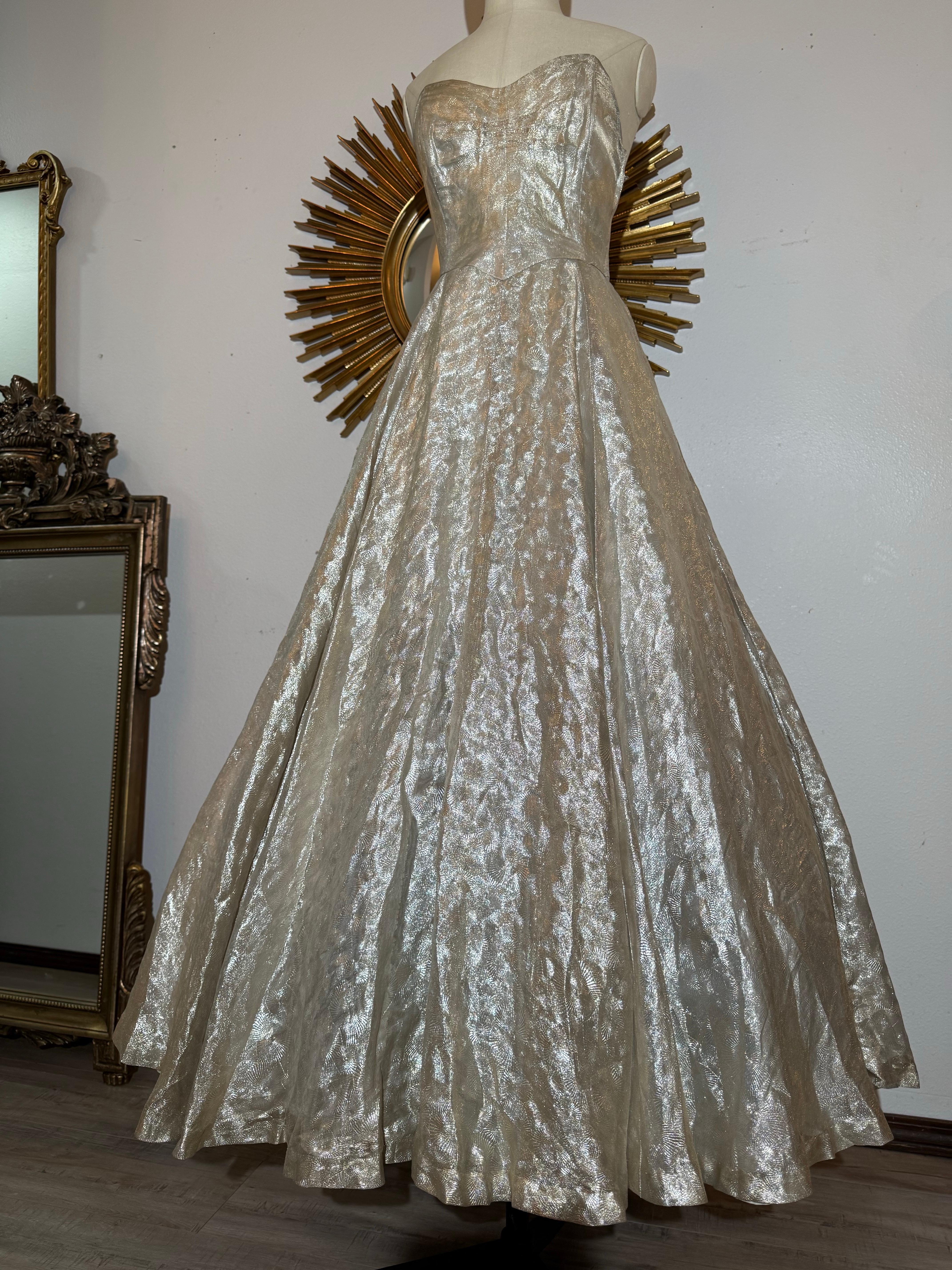 Magnifique robe sans bretelles de la fin des années 1940 avec jupe complète en tissu Silver Sunburst Weave en vente 11
