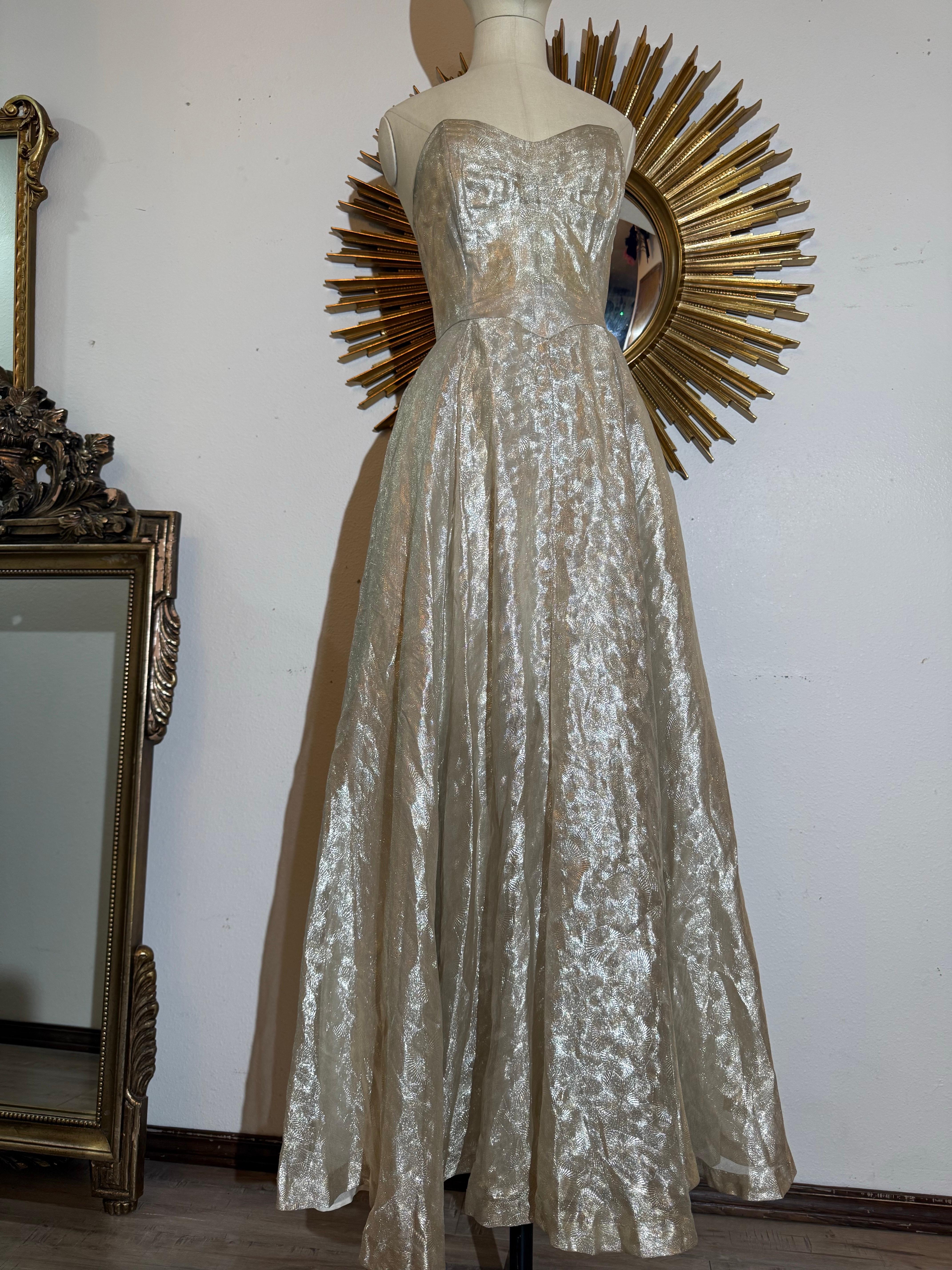 Magnifique robe sans bretelles de la fin des années 1940 avec jupe complète en tissu Silver Sunburst Weave en vente 12