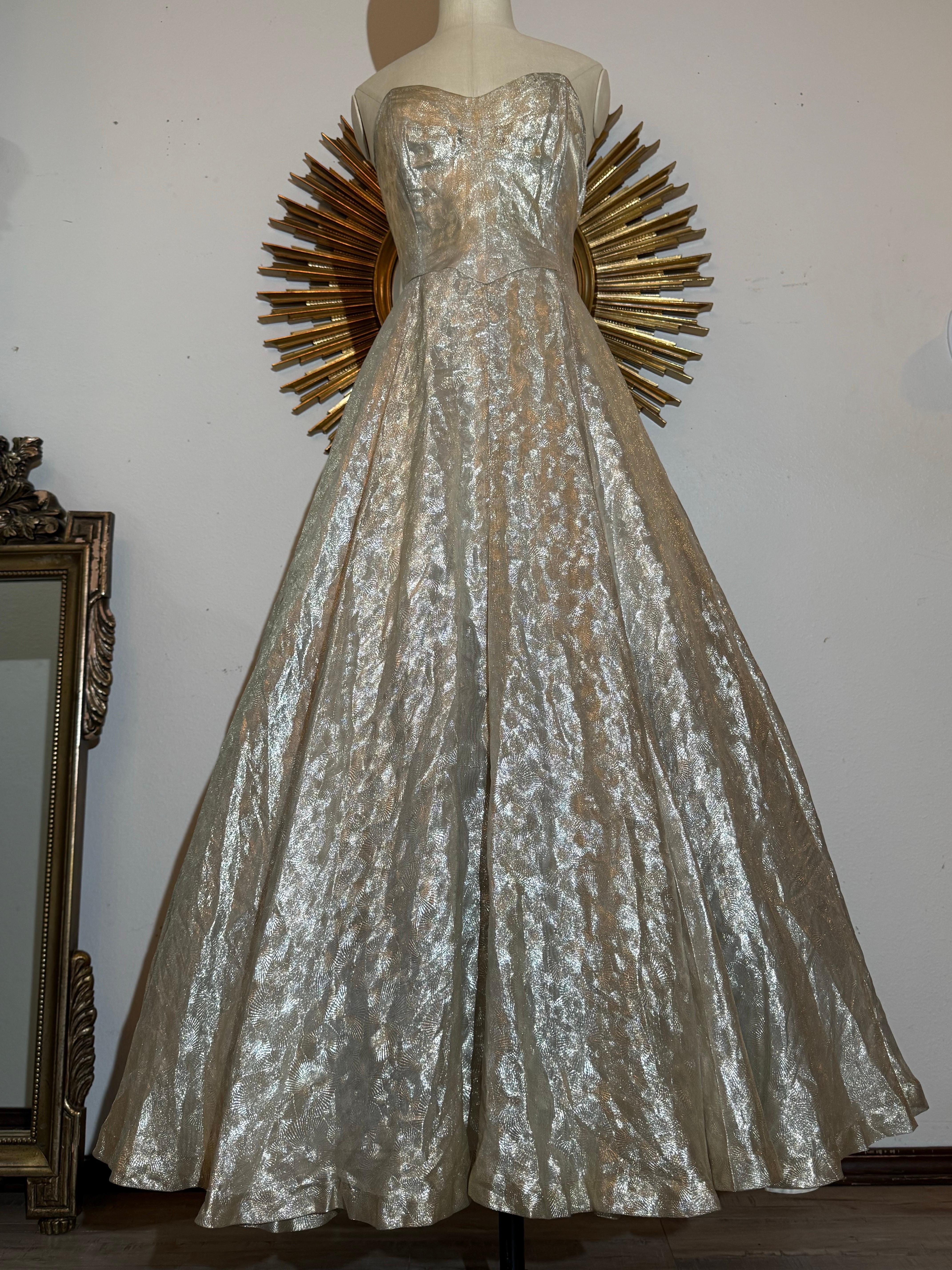 Argent Magnifique robe sans bretelles de la fin des années 1940 avec jupe complète en tissu Silver Sunburst Weave en vente
